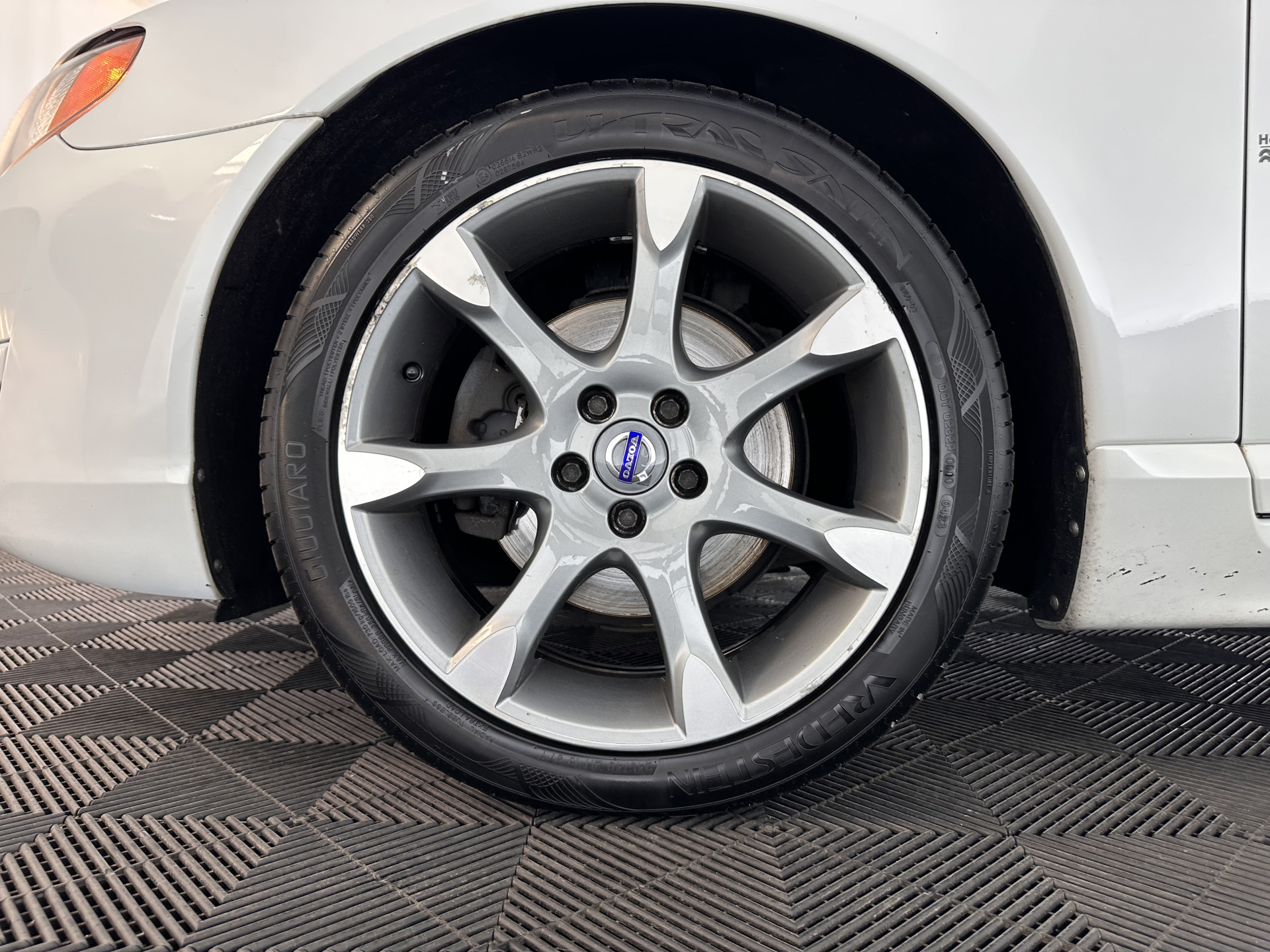 Volvo V70 1.6 D2 Kinetic Sport-Pack Aut. *NAVI-FULLMAP | COMFORT-SEATS | ECC | SIPS | PDC | CRUISE | PRIVACY-GLASS | TOWBAR | 17''ALU*