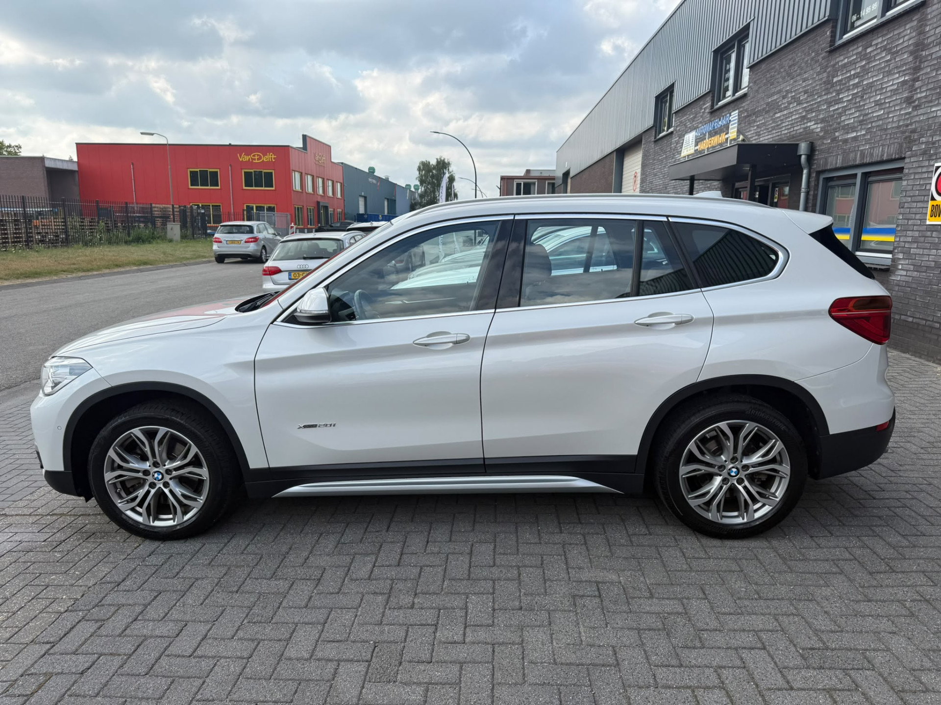 BMW X1 xDrive20i xLine | 3E EIGENAAR | 3/6/12MND GARANTIE| PANO DAK | HEAD UP | LEDER | NAVI |