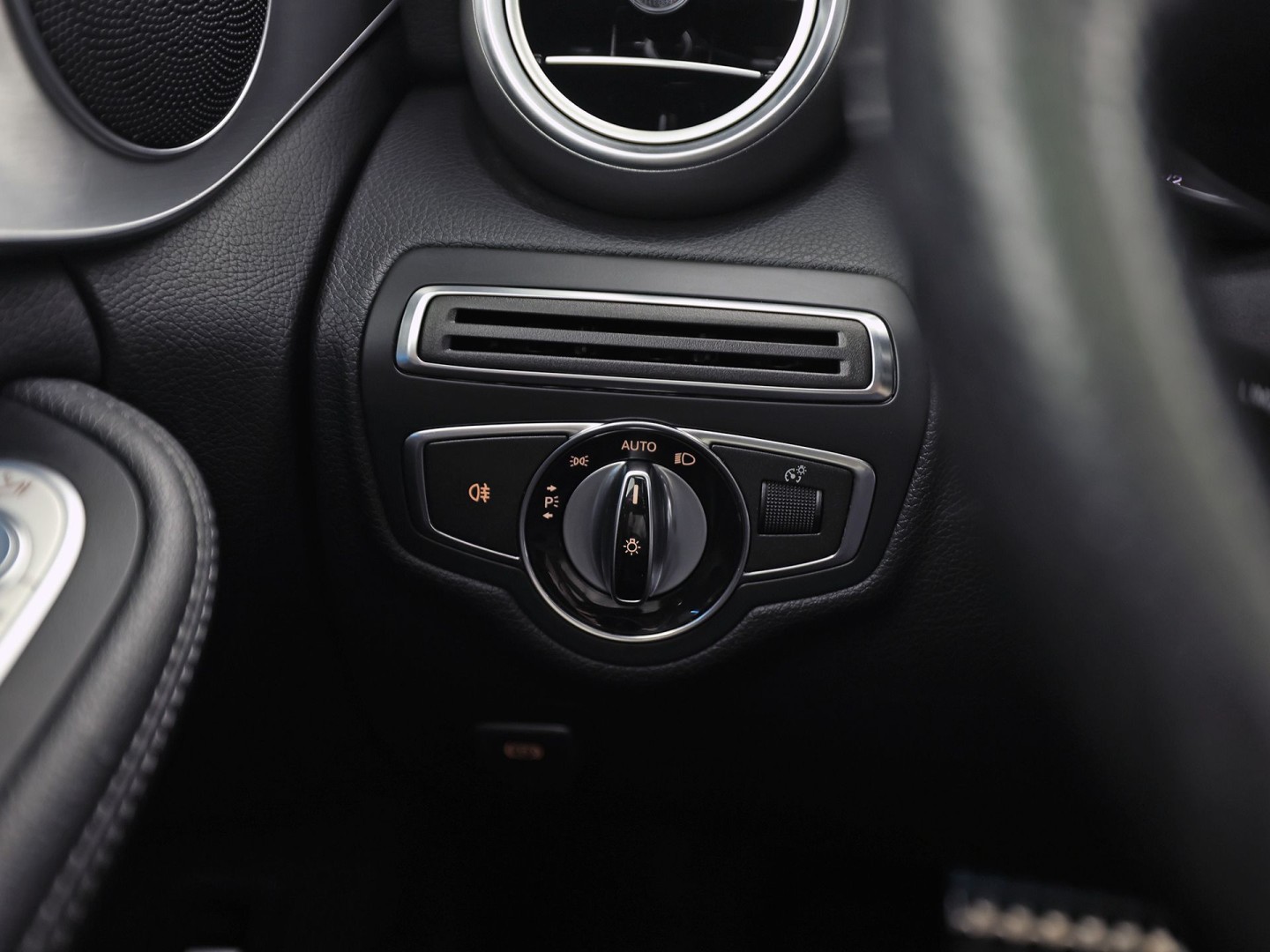 Mercedes-Benz C-Klasse 250 AMG Sport 211Pk Automaat (NAVIGATIE, RODE REMKLAUWEN, LEDER, STOELVERWARMING, ELEK SPORTSTOELEN, GETINT GLAS, SFEERVERLICHTING, NIEUWSTAAT)