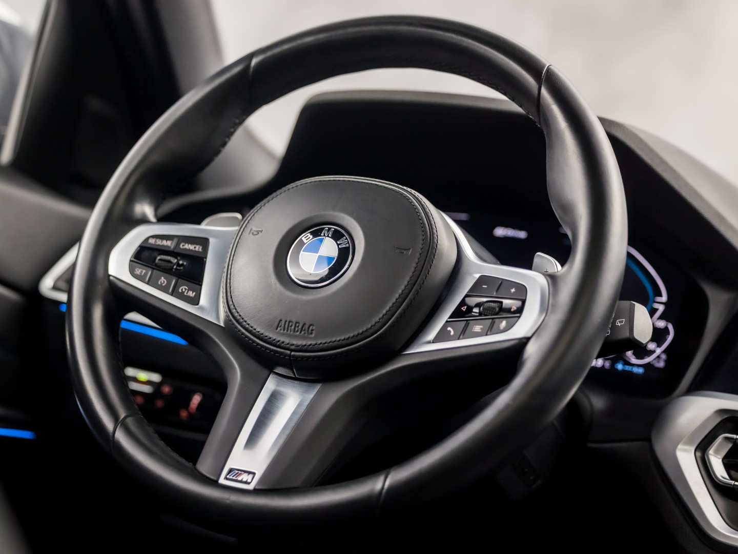 BMW 3 Serie 330e M Sport High Executive 292Pk Automaat (PANORAMADAK, M PAKKET, APPLE CARPLAY, CAMERA, LEDER/ALCANTARA, SFEERVERLICHTING, GETINT GLAS, ELEK ACHTERKLEP, STOELVERWARMING, NIEUWSTAAT)
