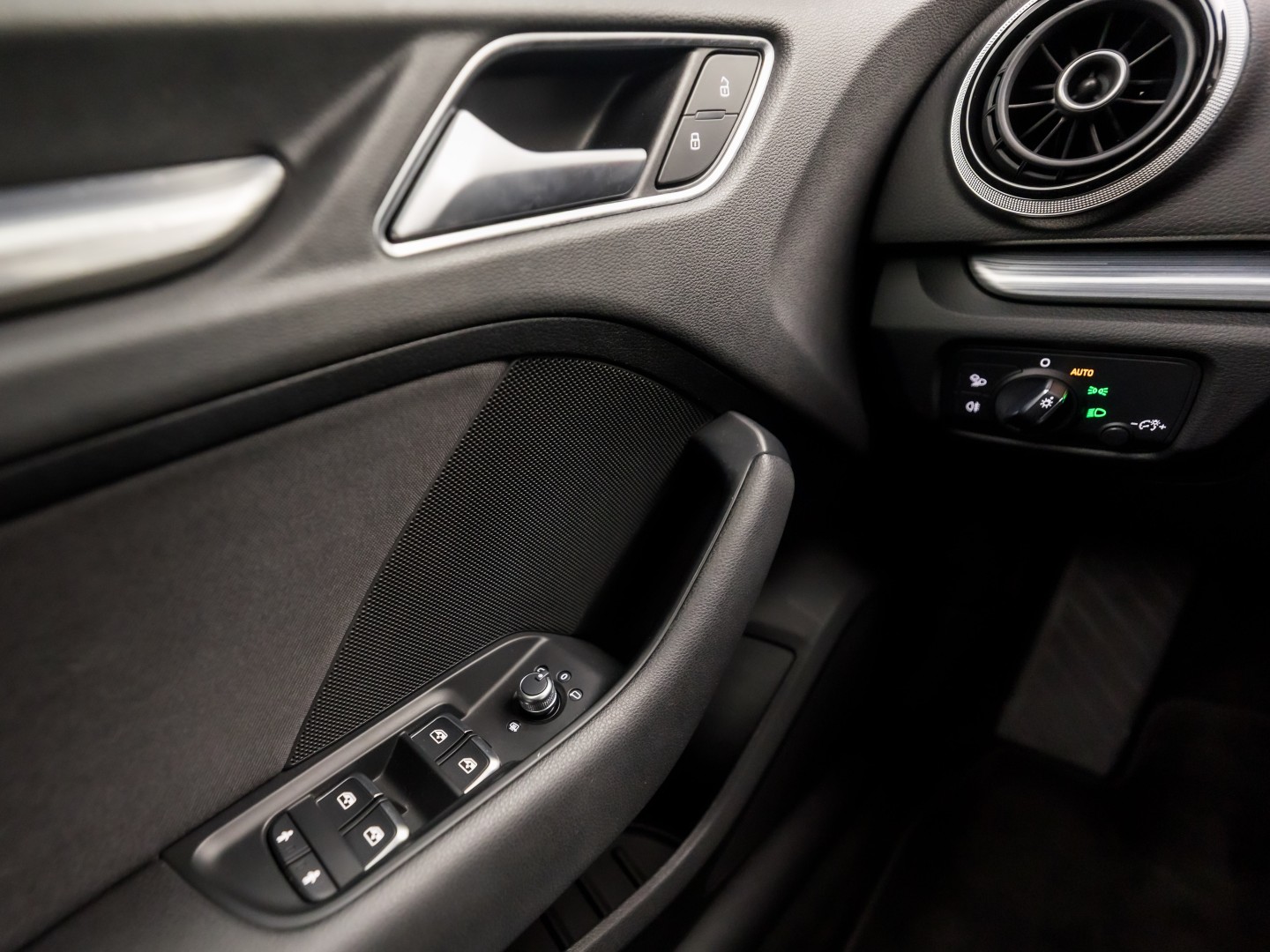 Audi A3 Sportback 1.0 TFSI Sport (APPLE CARPLAY, GROOT NAVI, CLIMATE, DYNAMISCHE KNIPPERLICHTEN, SPORTSTOELEN, CRUISE, PARKEERSENSOREN, NIEUWE APK, NIEUWSTAAT)