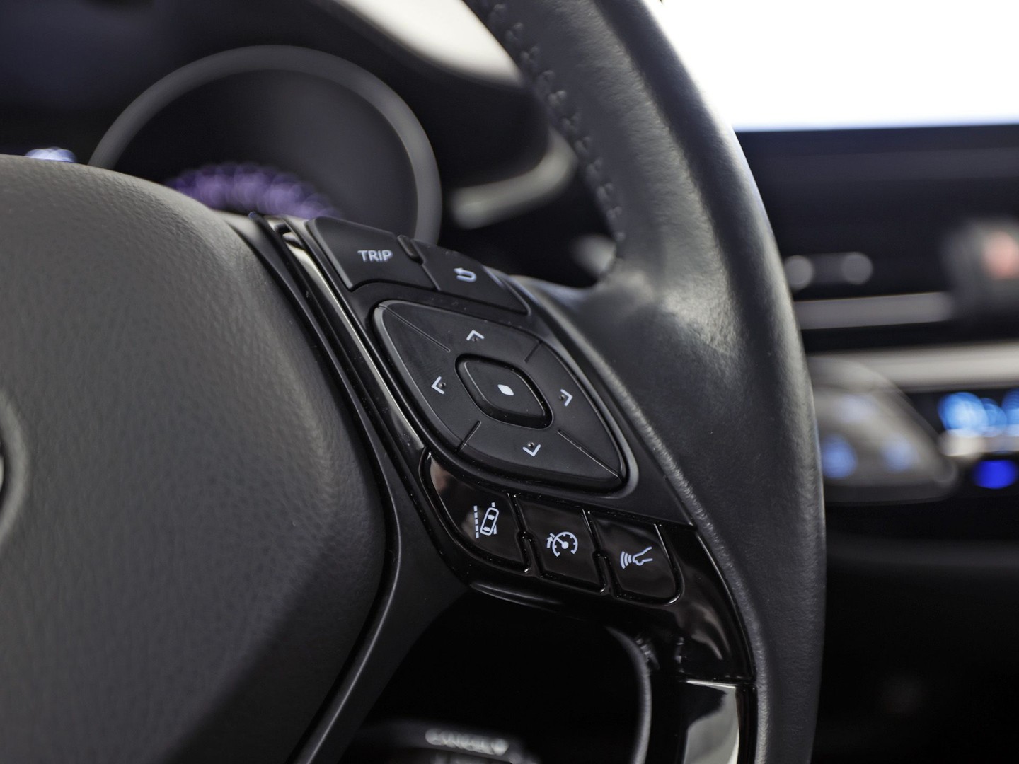 Toyota C-HR 1.8 Hybrid Sport Automaat (GROOT NAVI, CLIMATE, CAMERA, STOELVERWARMING, SPORTSTOELEN, ADAPTIVE CRUISE, GETINT GLAS, KEYLESS, NIEUWSTAAT)