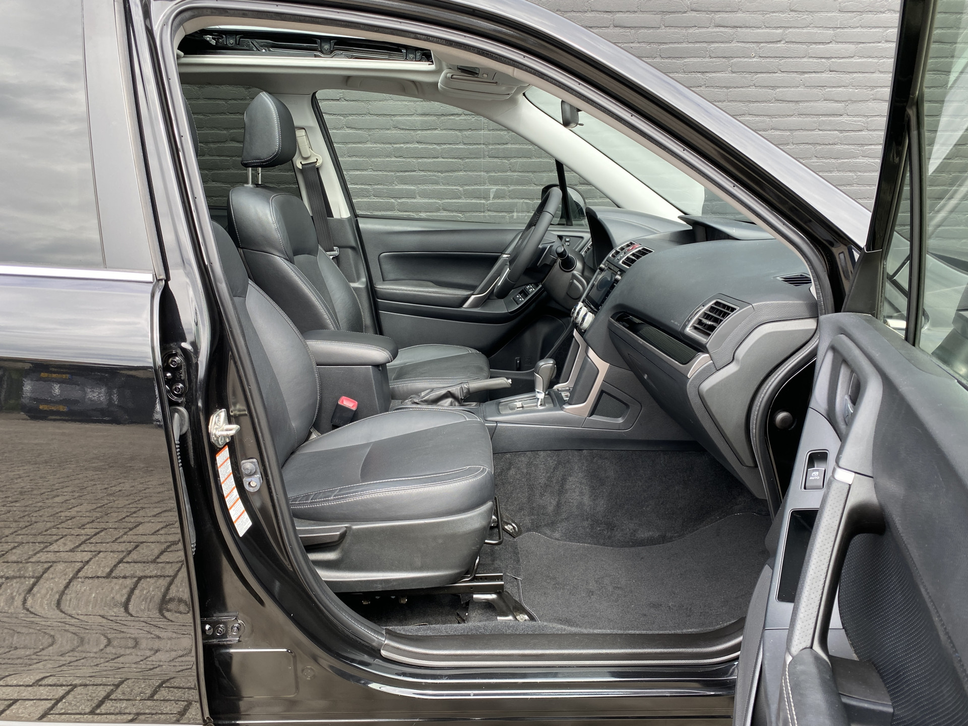Subaru Forester 2.0 AWD Premium 150 pk AUT. | 1e eigenaar | dealer onderhouden | navigatie | leder interieur | panoramadak | keyless