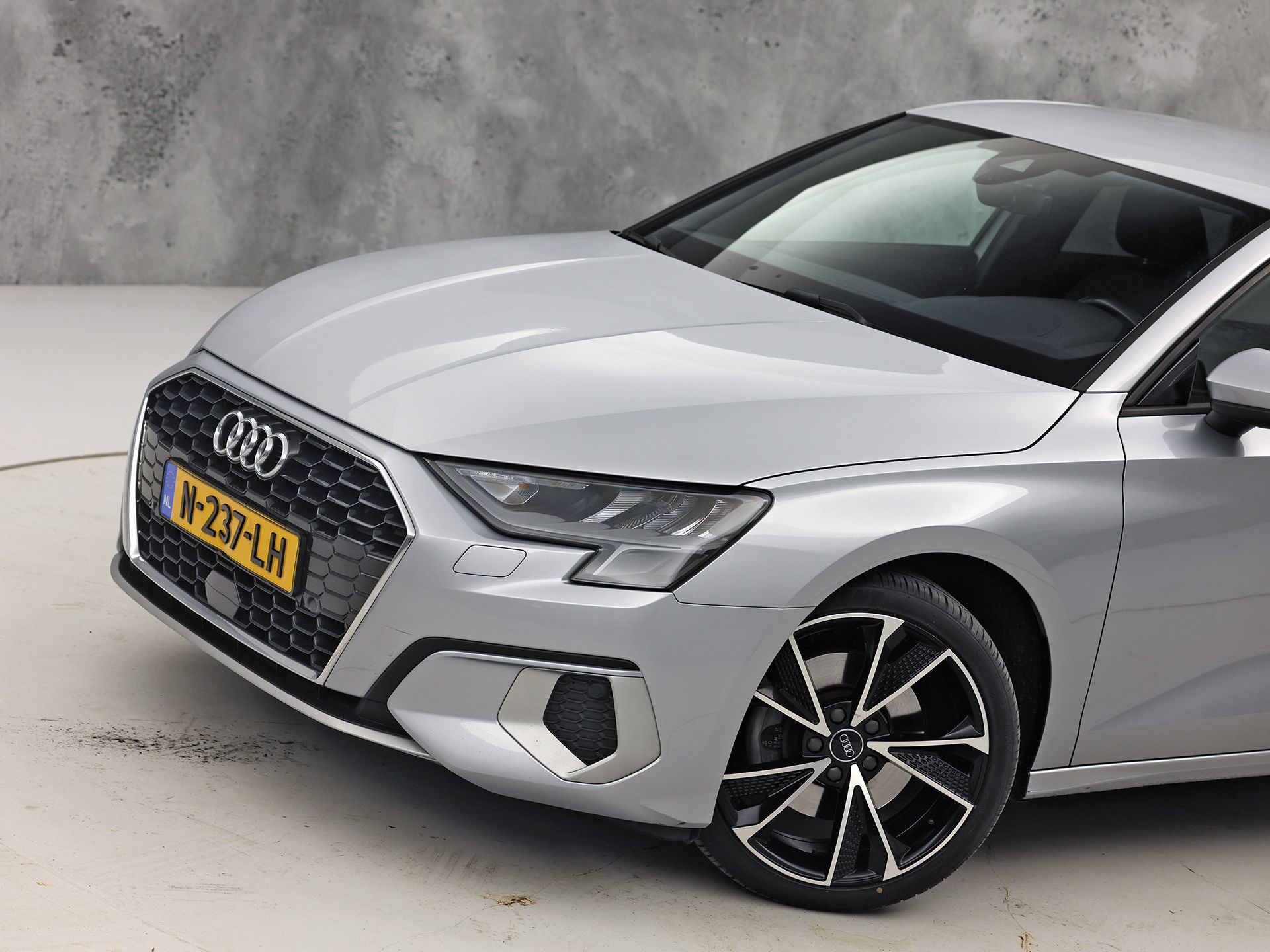Audi A3 Sportback 30 TFSI Sport (APPLE CARPLAY, GROOT NAVI, CAMERA, ELEK STOEL, ADAPTIVE CRUISE, STOELVERWARMING, SPORTSTOELEN, GETINT GLAS, KEYLESS START, NIEUWSTAAT)