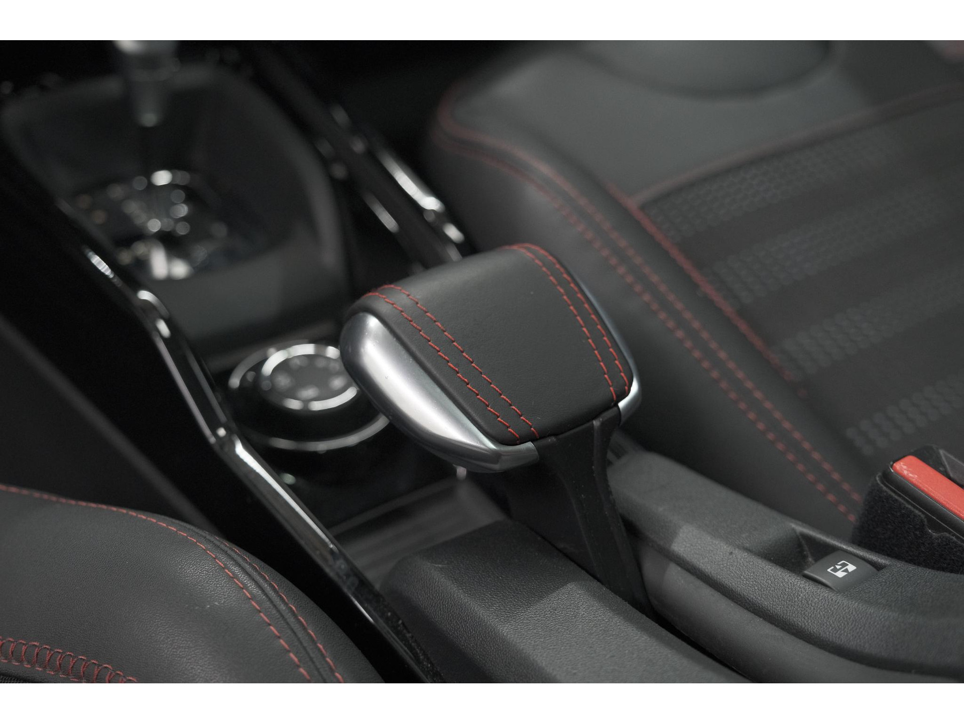 Peugeot 2008 PureTech 110 EAT6 GT-Line | Trekhaak | Panoramadak | Apple Carplay | Parkeersensoren