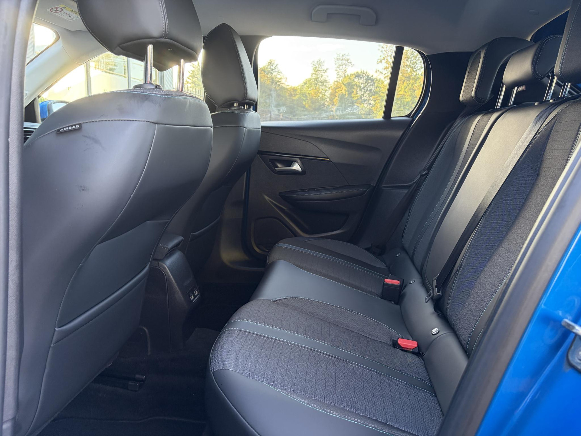 Peugeot 208 1.2 PureTech Allure ✓D-riem vv in 10-2025✓1e Eigenaar✓360° Camera✓Carplay✓Navi✓101pk✓LED✓Clima✓Cruise✓6 Bak✓Pdc✓Lm velgen✓Halfleder✓Recent beurt gehad✓N.A.P✓Apk tot 08-2028