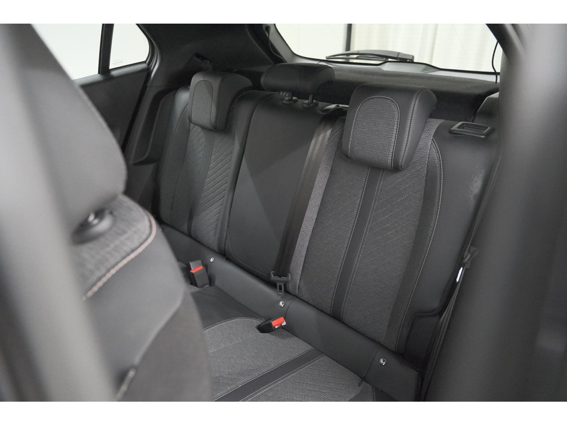 Peugeot 2008 Hybrid 136 e-DCS6 Allure | 360 Camera | Adaptieve Cruise Control | Dodehoekdetectie | Navigatie