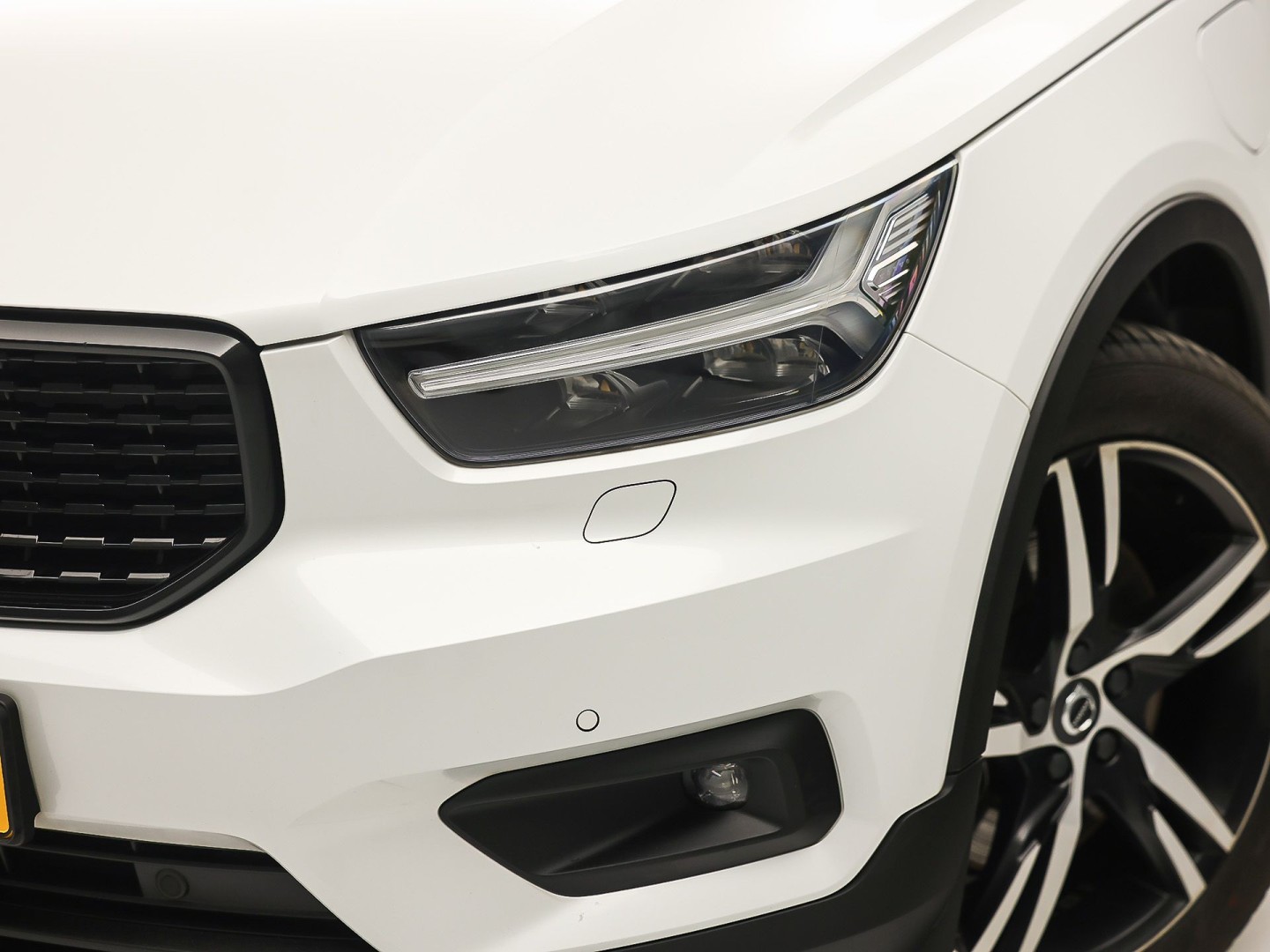 Volvo XC40 1.5 T5 Twin Engine R-Design 252Pk Automaat (PANORAMADAK, GROOT NAVI, CAMERA, HARMAN/KARDON, SPORTSTOELEN, LEDER/ALCANTARA, ELEK ACHTERKLEP, NIEUWE APK,  NIEUWSTAAT)