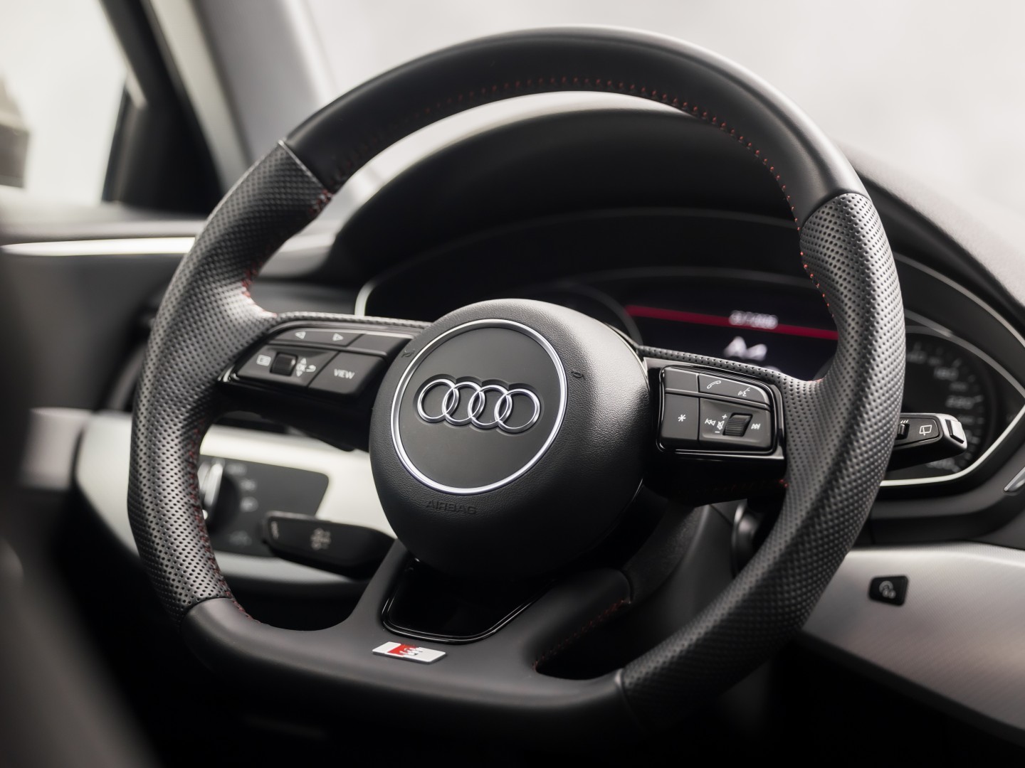 Audi A4 Avant 2.0 TFSI S-Line Sport 190Pk Automaat (NAVIGATIE, SFEERVERLICHTING, PLAT S-LINE SPORTSTUUR, GETINT GLAS, SPORTSTOELEN, CAMERA, TREKHAAK, NIEUWE APK, NIEUWSTAAT)