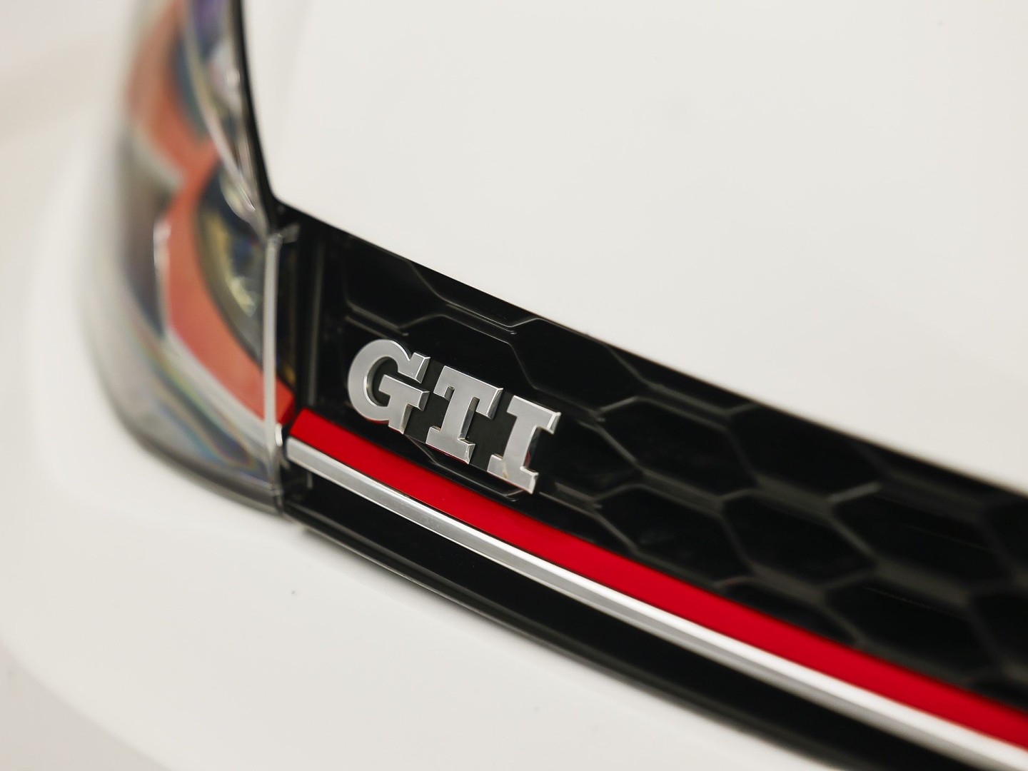 Volkswagen Golf 2.0 TSI GTI Performance 245Pk Automaat (VIRTUAL COCKPIT, APPLE CARPLAY, GROOT NAVI, MODE KNOP, DYNAUDIO, CAMERA, STOELVERWARMING, ADAPTIVE CRUISE, DODEHOEK DETECTOR, NIEUWSTAAT)