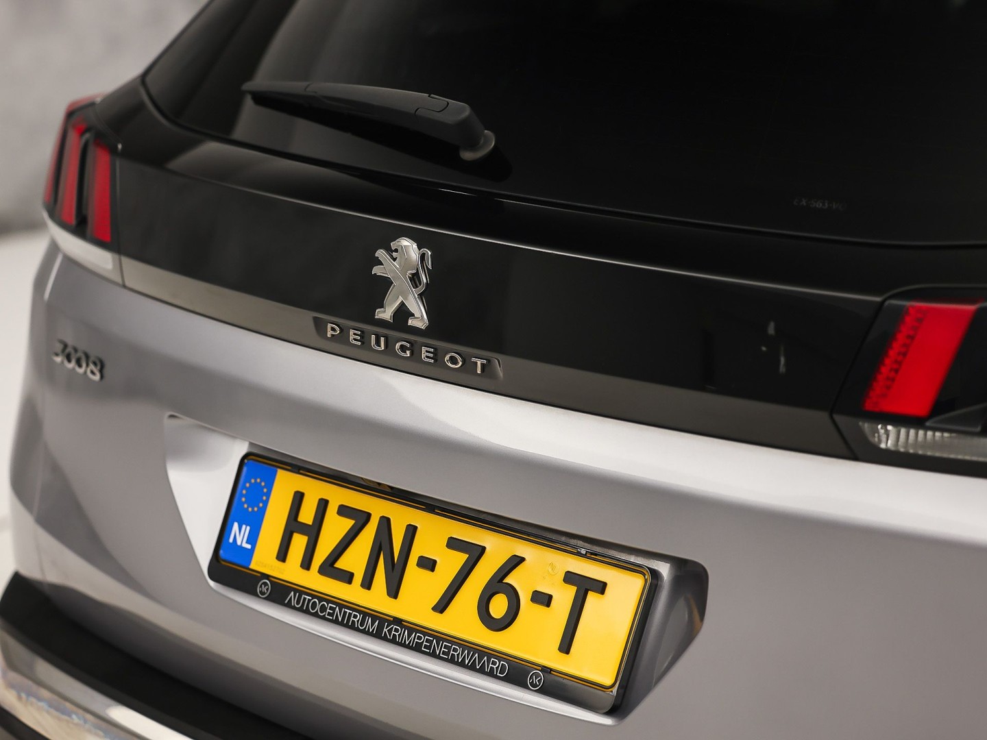 Peugeot 3008 1.2 PureTech Sport Automaat (PANORAMADAK, APPLE CARPLAY, GROOT NAVI, 360 CAMERA, LEDER, STOELVERWARMING, SPORTSTOELEN, GETINT GLAS, KEYLESS, DRIVE SELECT, NIEUWSTAAT)