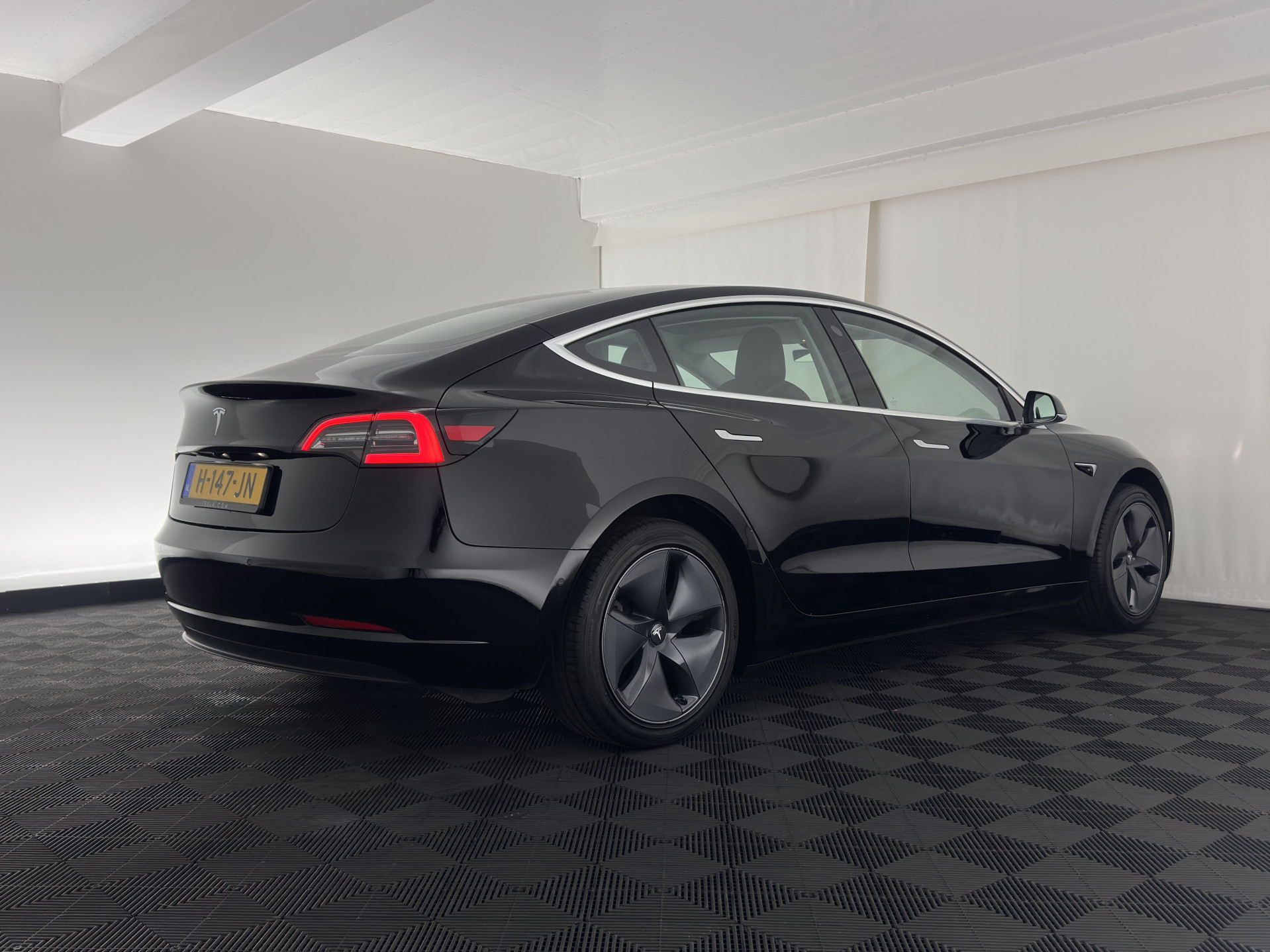 Tesla Model 3 Standard RWD Plus 60 kWh [ 3-Fase ] {SOH-86%} (INCL-BTW) Aut. *PANO | AUTO-PILOT | LEATHER | KEYLESS | FULL-LED | MEMORY-PACK | SURROUND-VIEW | DAB | CARPLAY | DIGI-COCKPIT | LANE-ASSIST | COMFORT-SEATS | 18"ALU*
