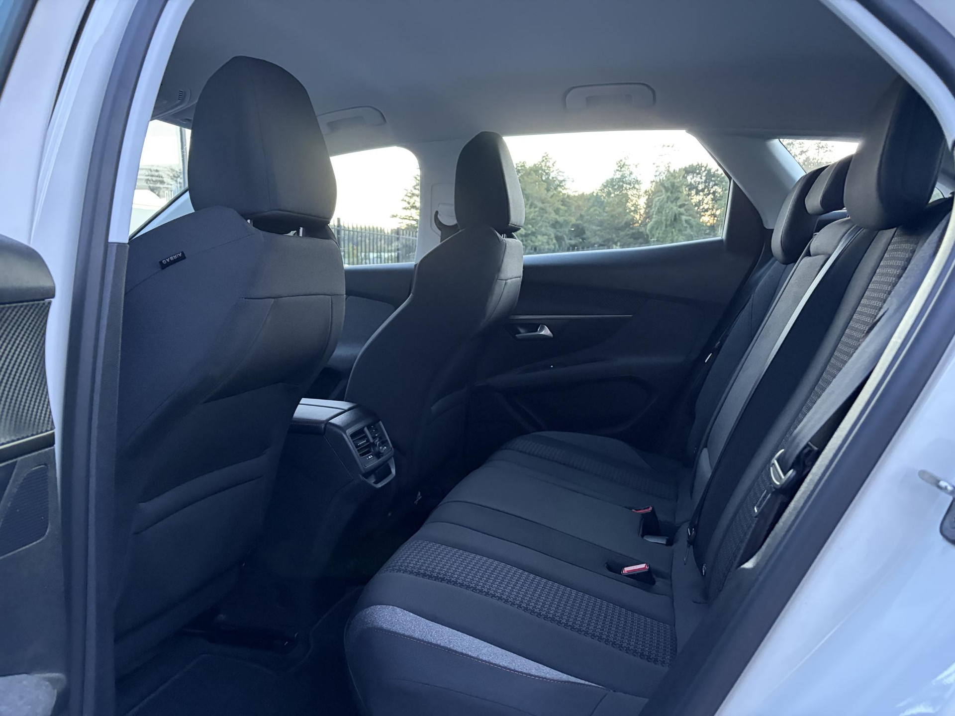 Peugeot 3008 1.2 PureTech Active ✓D-riem vv in 2023✓360° Camera✓Carplay✓Navi✓131pk✓Clima✓Cruise✓Trekhaak✓Dealer Onderhouden✓Bj 11-2019✓Lm velgen✓6 Bak✓Pdc✓N.A.P✓Apk tot 06-2027