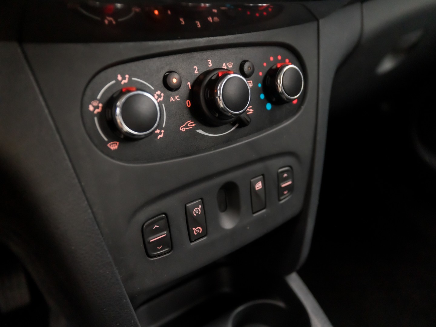Dacia Sandero 0.9 TCe Stepway Lauréate (NAVIGATIE, AIRCO, LM VELGEN, SPORTSTOELEN, PARKEERSENSOREN, NIEUWSTAAT)