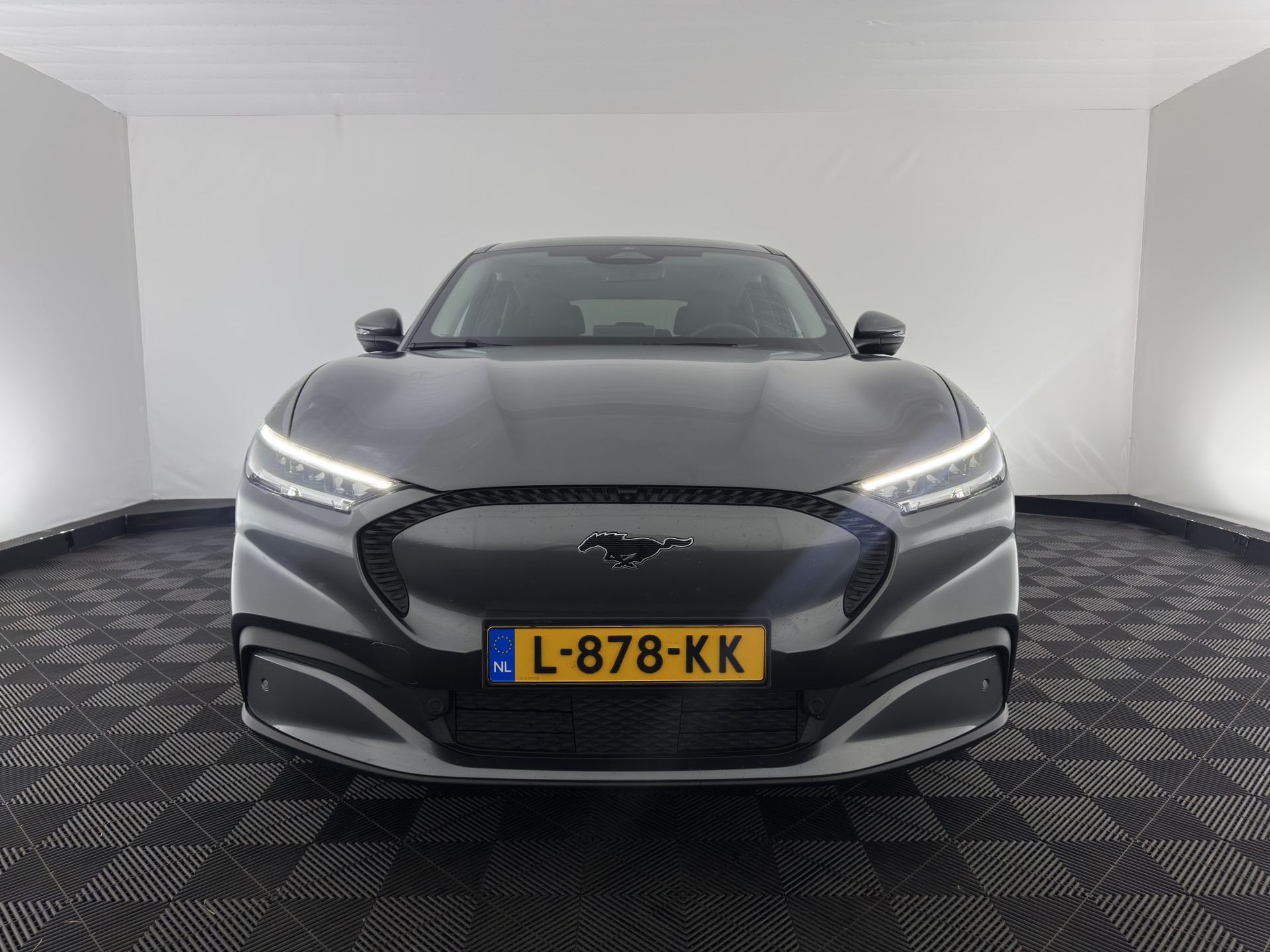 Ford Mustang Mach-E RWD 75 kWh (3-Fase) {SOH-93%} (INCL-BTW) Aut. *LEATHER | FULL-LED | DAB+ | DIGI-COCKPIT | KEYLESS | NAVI-FULLMAP | TOPVIEW | LANE-ASSIST | BLINDSPOT | CARPLAY | HEATED-COMFORTSEATS | PRIVACY-GLASS |TOWBAR | 18"ALU*