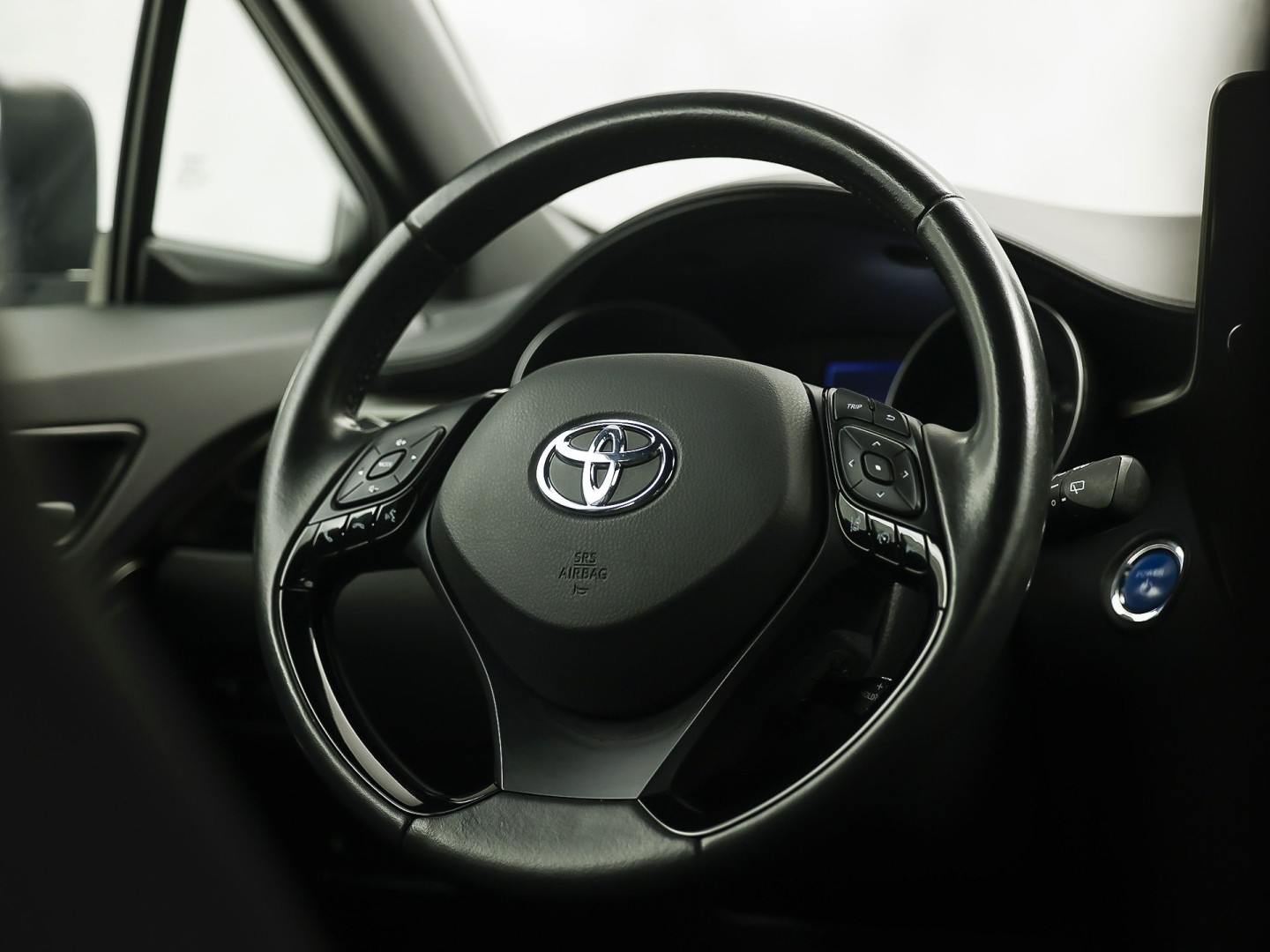 Toyota C-HR 1.8 Hybrid Sport Automaat (GROOT NAVI, CLIMATE, CAMERA, STOELVERWARMING, SPORTSTOELEN, ADAPTIVE CRUISE, GETINT GLAS, KEYLESS, NIEUWSTAAT)