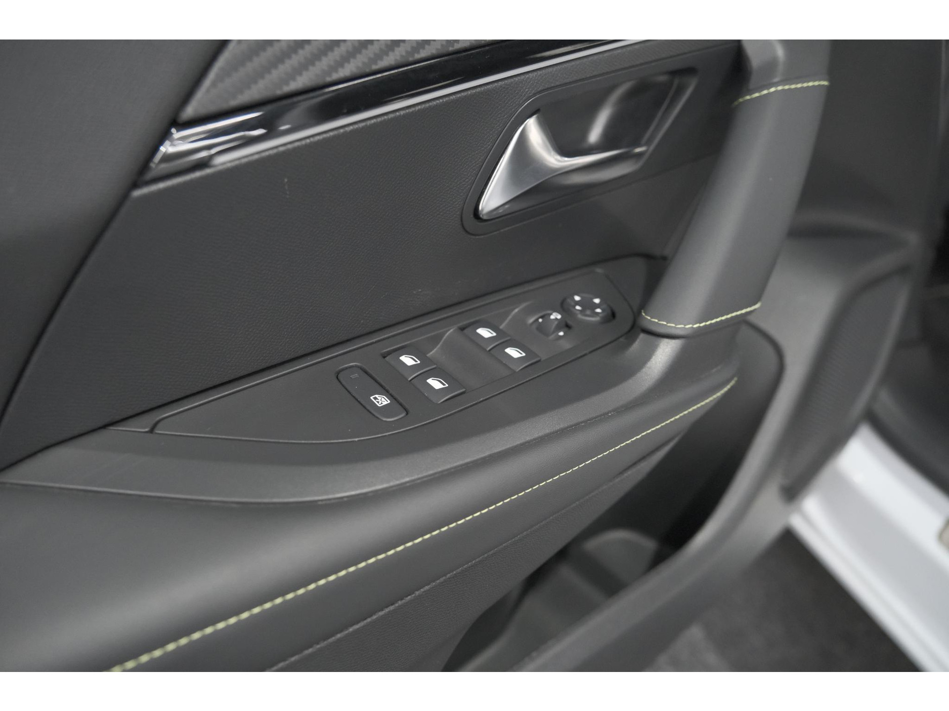 Peugeot 2008 PureTech 130 EAT8 GT | Camera | Apple Carplay | Parkeersensoren | 17 Inch Lichtmetalen Velgen