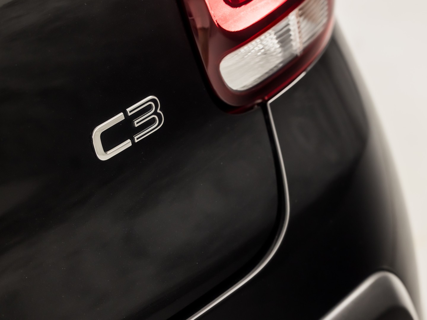 Citroën C3 1.2 PureTech Shine Sport Automaat (APPLE CARPLAY, GROOT NAVI, CAMERA, LEDER, STOELVERWARMING, SPORTSTOELEN, GETINT GLAS, CRUISE, NIEUWSTAAT)