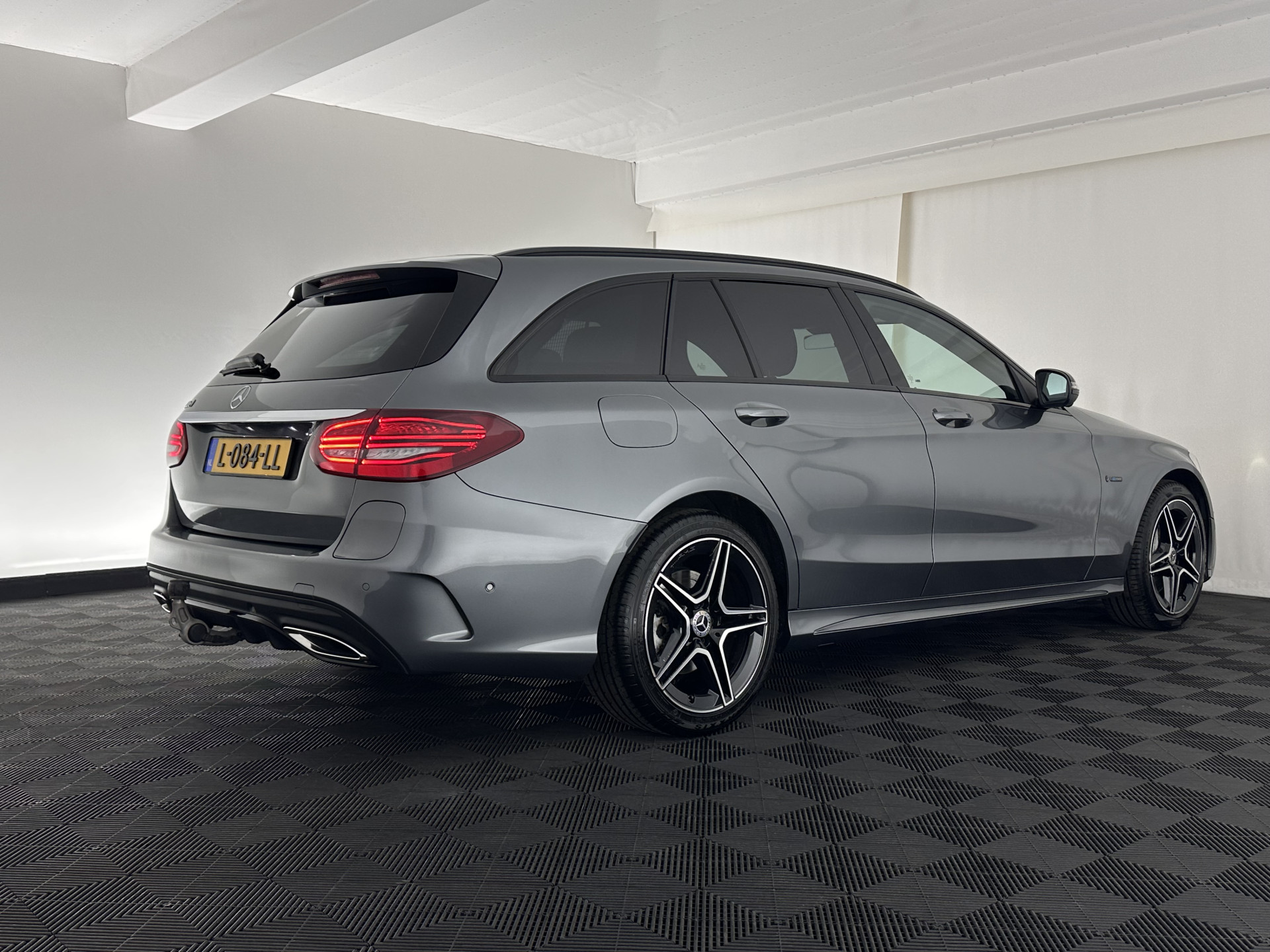 Mercedes-Benz C-klasse Estate 300 e AMG Limited Business Solution ( Plug-in ) (INCL-BTW) Aut. *LEATHER-ALCANTARA | FULL-LED | NAVI-FULLMAP | TOPVIEW | BLINDSPOT | PREMIUM-AUDIO | DAB | CARPLAY | AMBIENTLIGHT | DIGI-COCKPIT | SPORTSEATS | TOWBAR | 18"ALU*