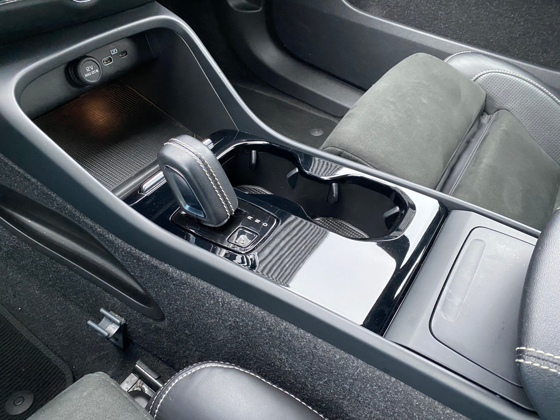 Volvo XC40 Recharge P8 AWD R-Design 408 pk | apple carplay | stoel-stuurverwarming | leder-alcantara | elektr. a. klep | BTW