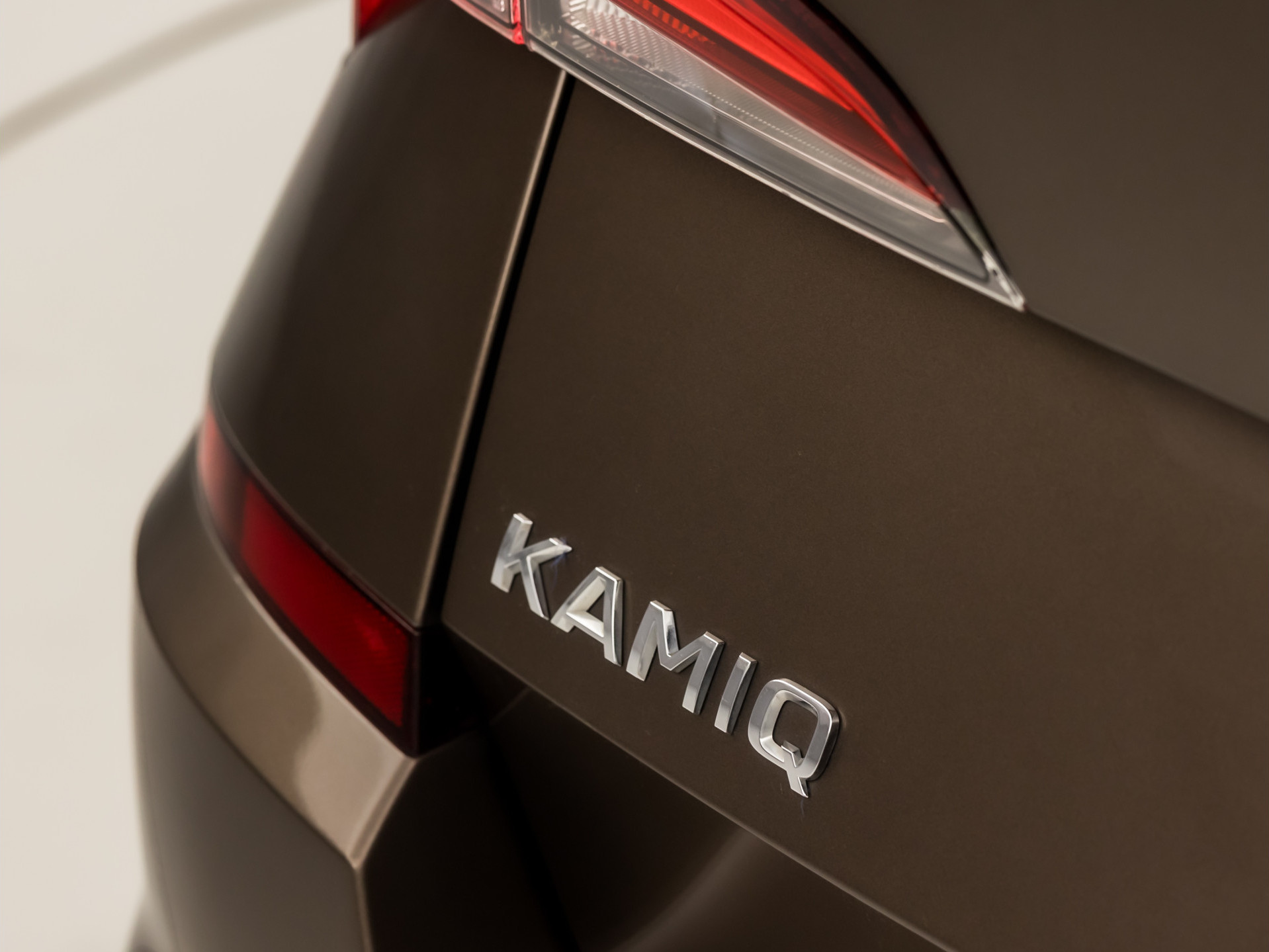 Škoda Kamiq 1.0 TSI Ambition Sport Automaat (APPLE CARPLAY, GROOT NAVI, CLIMATE, GETINT GLAS, STOELVERWARMING, SPORTSTOELEN, PARKEERSENSOREN, GETINT GLAS, NIEUWSTAAT)