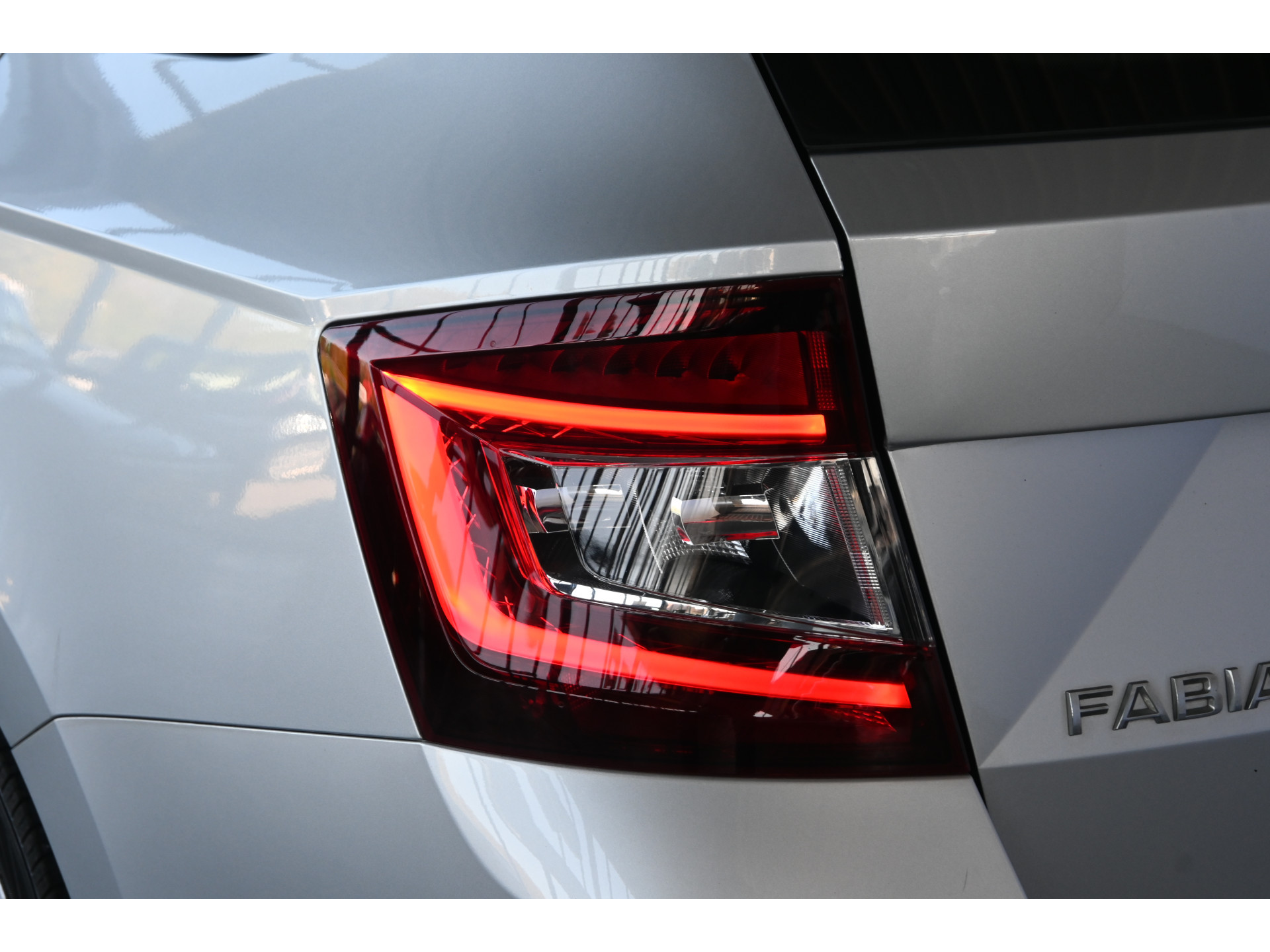 ŠKODA Fabia Combi 1.0 TSI Business Edition Airco Navigatie LED Cruise Control 1e Eigenaar Rijklaarprijs! Inruil Mogelijk!