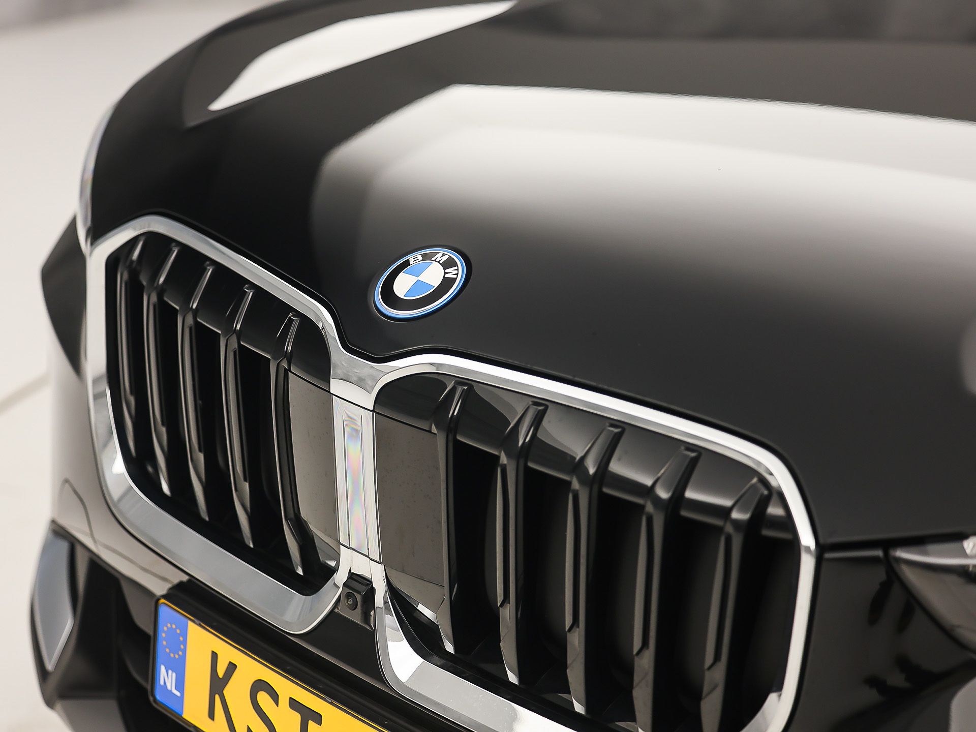 BMW X1 xDrive25e Sport Automaat 245Pk (APPLE CARPLAY, HEAD-UP DISPLAY, 360 CAMERA, GETINT GLAS, LEDER, STOELVERWARMING, ZWARTE HEMEL, NIEUWSTAAT)