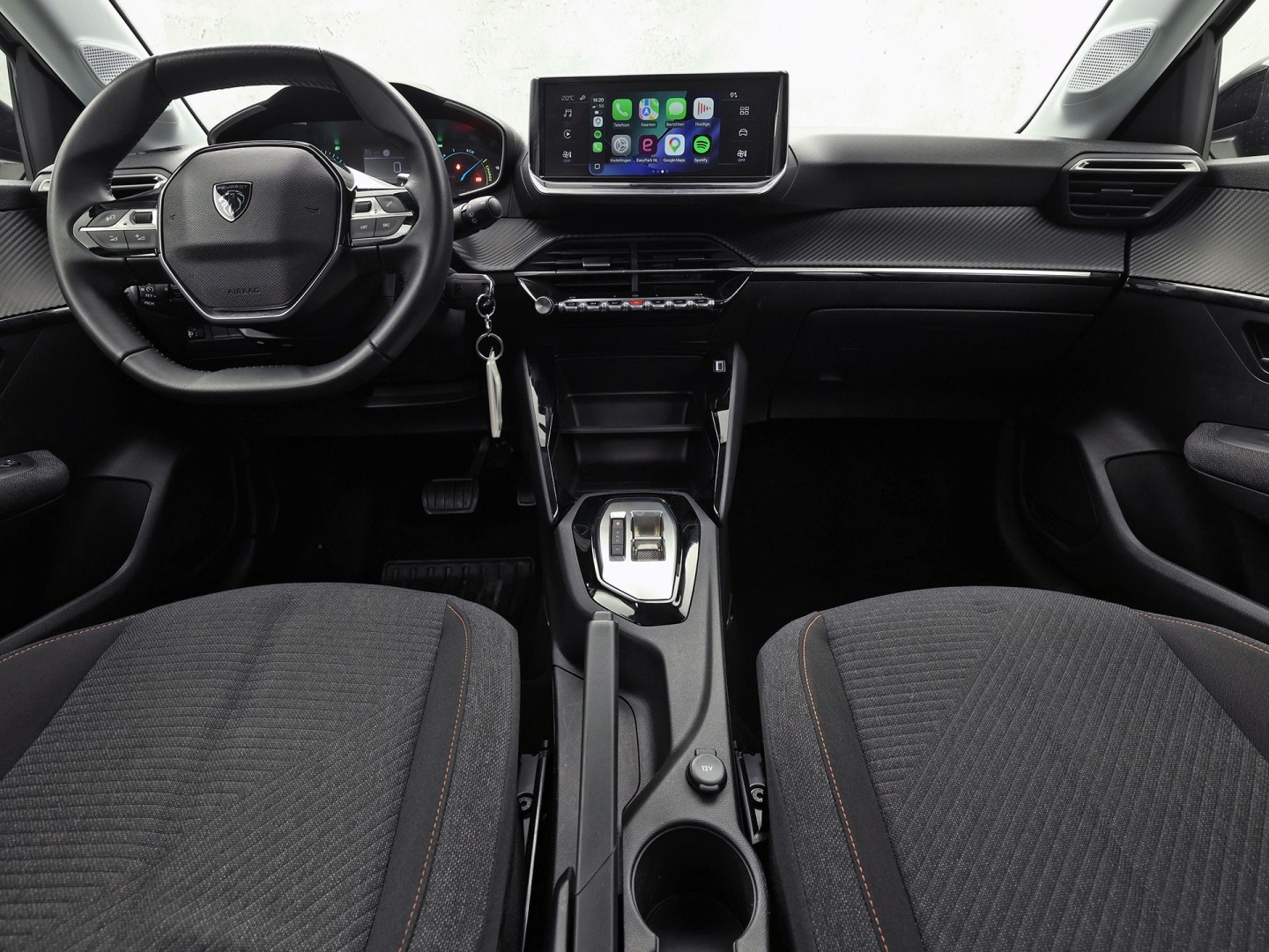 Peugeot 208 1.2 Hybrid 110 e-DCS6 Sport Style Automaat (APPLE CARPLAY, NAVIGATIE, PARKEERSENSOREN, SPORTSTOELEN, LANE ASSIST, CRUISE, NIEUWSTAAT)