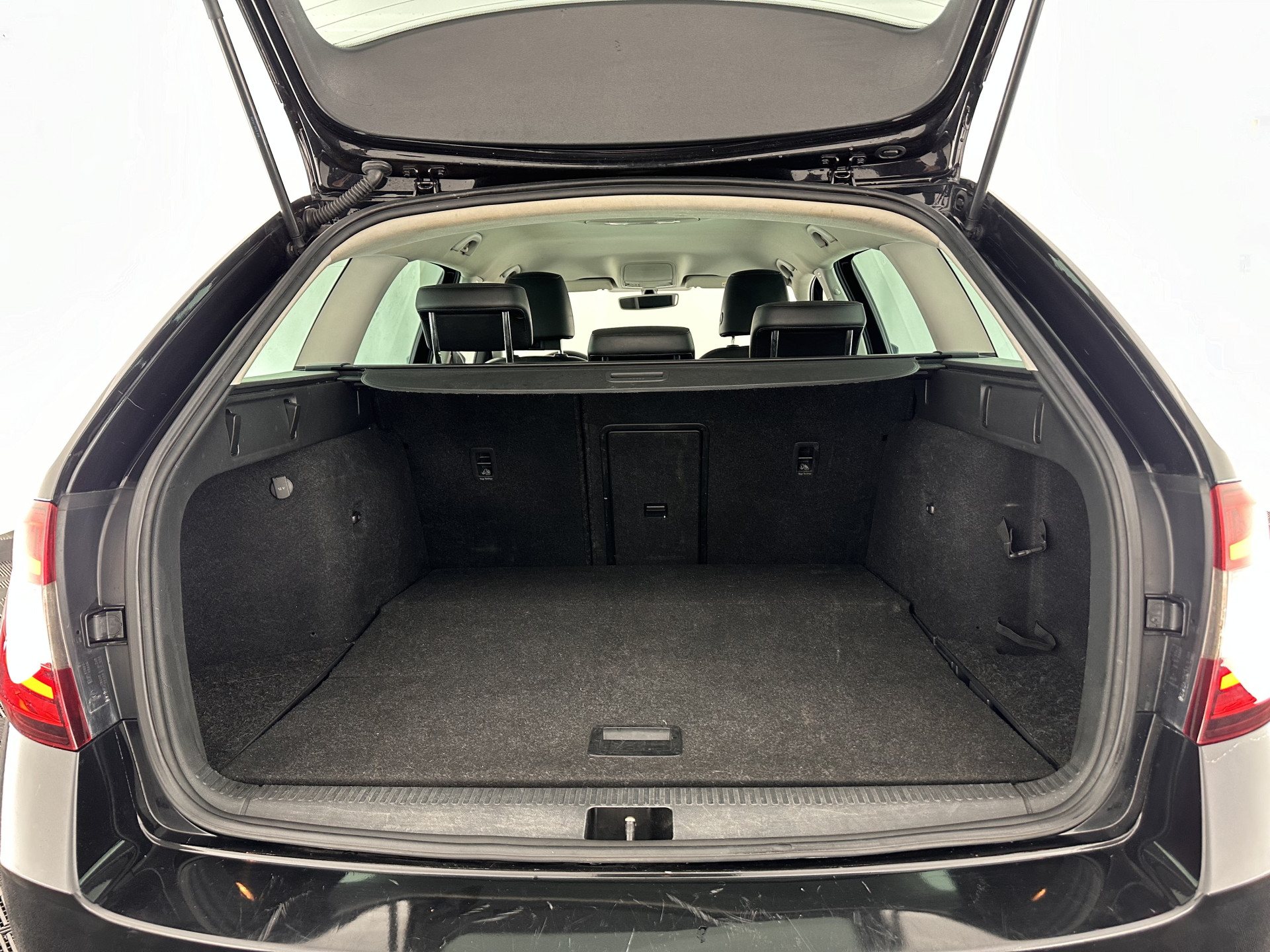 ŠKODA Octavia Combi 1.6 TDI Greentech Clever Edition Aut. *LEATHER-FABRIC | NAVI-FULLMAP | COMFORT-SEATS | DAB+ | HEATED-SEATS | AMUNDSEN-AUDIO | ECC | SHIFT-PADDLES | PARKPILOT | CRUISE | TOWBAR | 16''ALU *