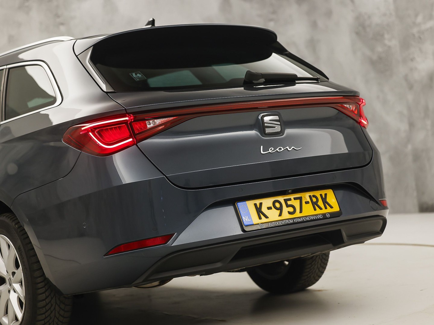 SEAT Leon 1.5 TSI Sport (4 CILINDER, VIRTUAL COCKPIT, APPLE CARPLAY, GROOT NAVI, CAMERA, SPORTSTOELEN, GETINT GLAS, ADAPTIVE CRUISE, NIEUWSTAAT)