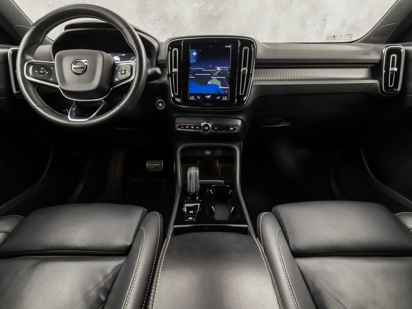 Volvo XC40 1.5 T5 Recharge Inscription Sport 252Pk Automaat (PANORAMADAK, APPLE CARPLAY, MEMORY SEAT, LEDER, 360 CAMERA, SPORTSTOELEN, STUUR/STOELVERWARMING, GETINT GLAS, ELEK ACHTERKLEP, NIEUWE APK, NIEUWSTAAT)