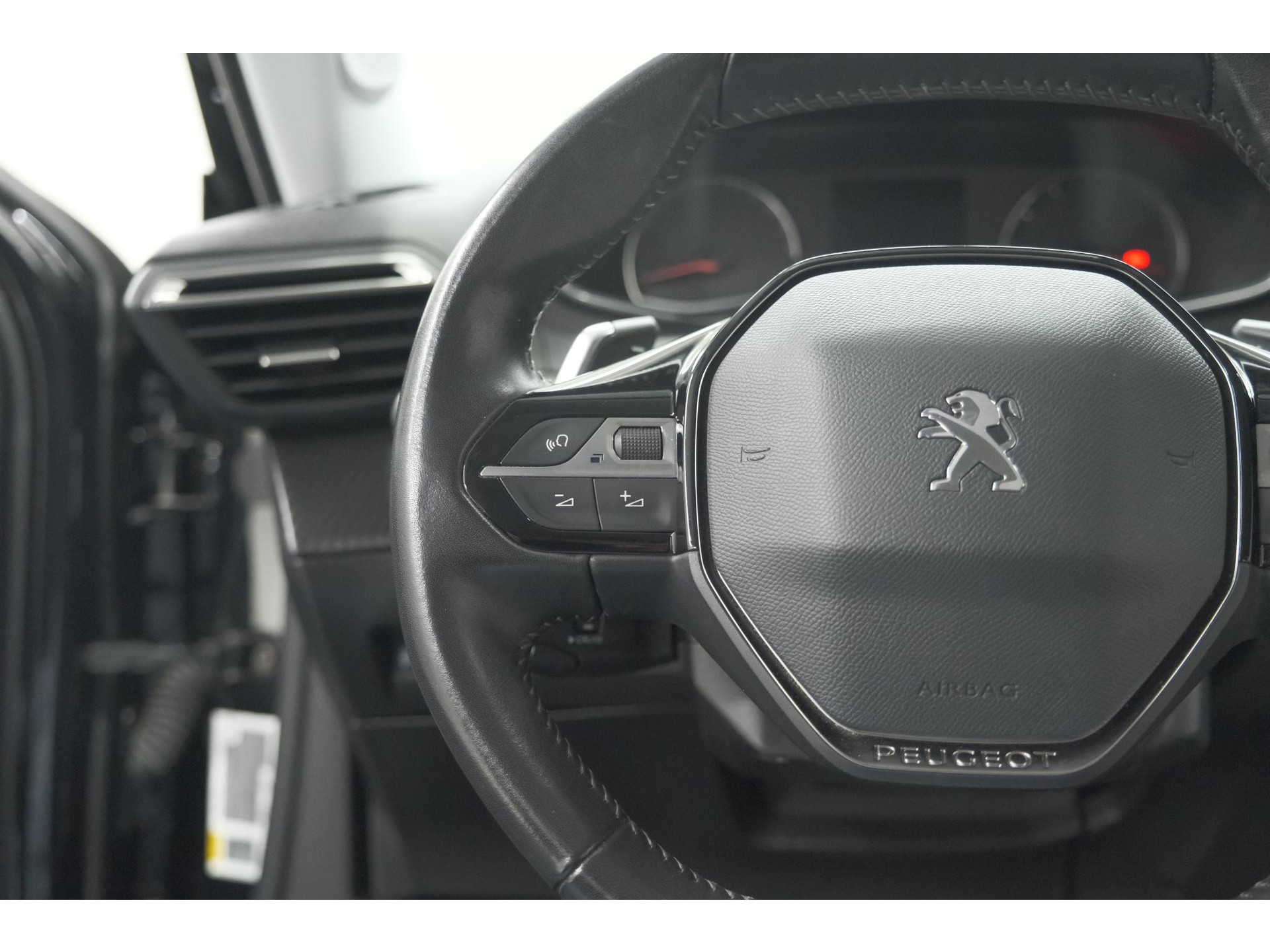 Peugeot 2008 PureTech 130 EAT8 Allure | Trekhaak | Camera | Navigatie | Apple Carplay