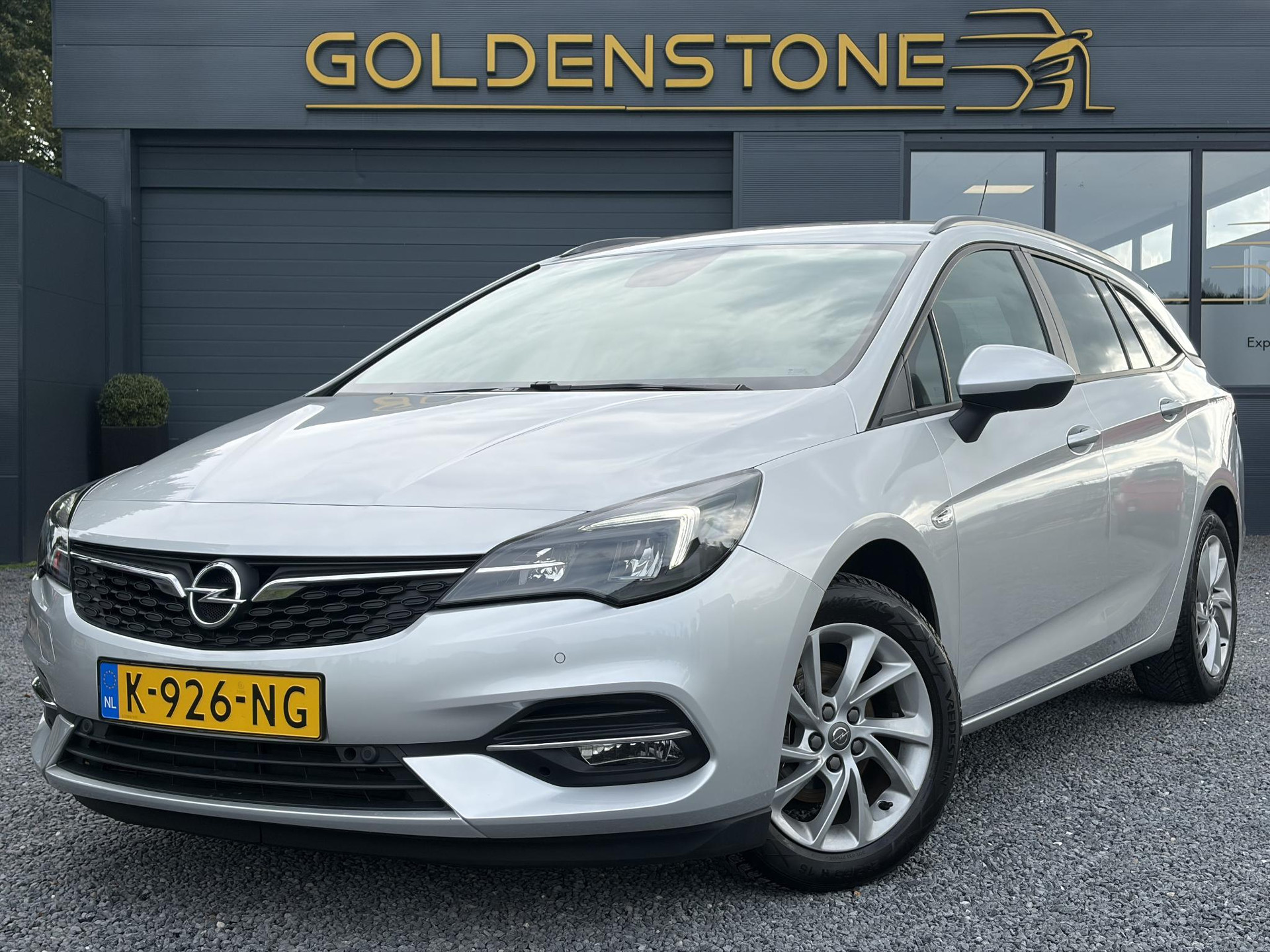 Opel Astra Sports Tourer 1.2 Business Executive ✓1e Eigenaar✓146pk✓Camera✓Trekhaak✓Carplay✓Airco✓Cruise✓Pdc V+A✓Lm velgen✓Comfortstoelen✓6 Bak✓N.A.P✓Nieuwe Apk bij Aflevering