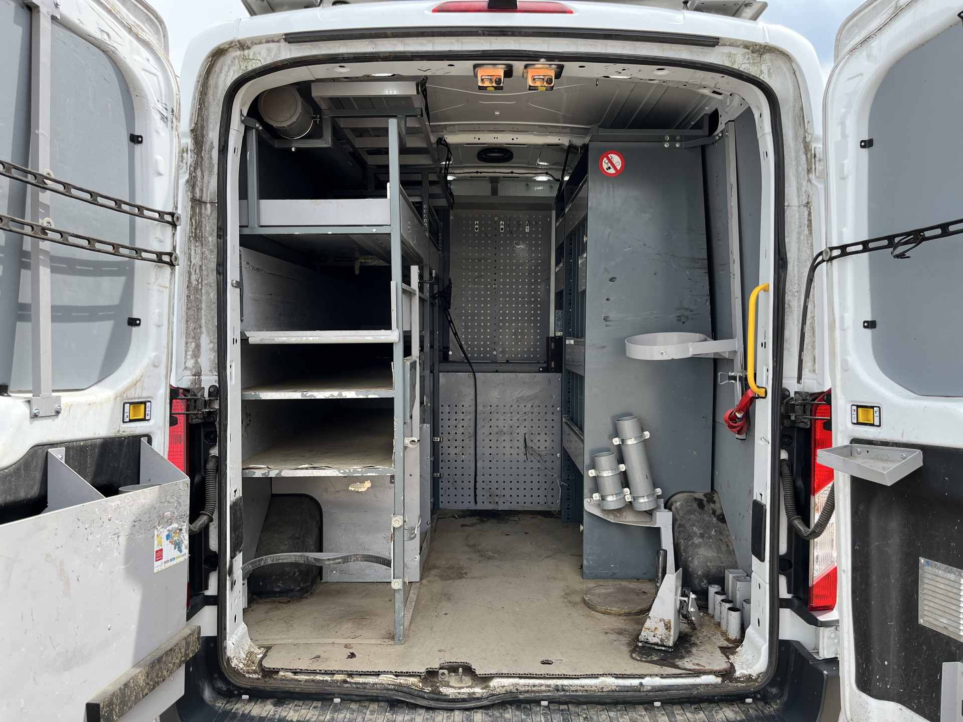 Ford Transit 2.0 TDCI 130PK L2H2 Airco Cruise Control Parkeersensoren Stoelverwarming Zwaailampen Kastwand Inbouw