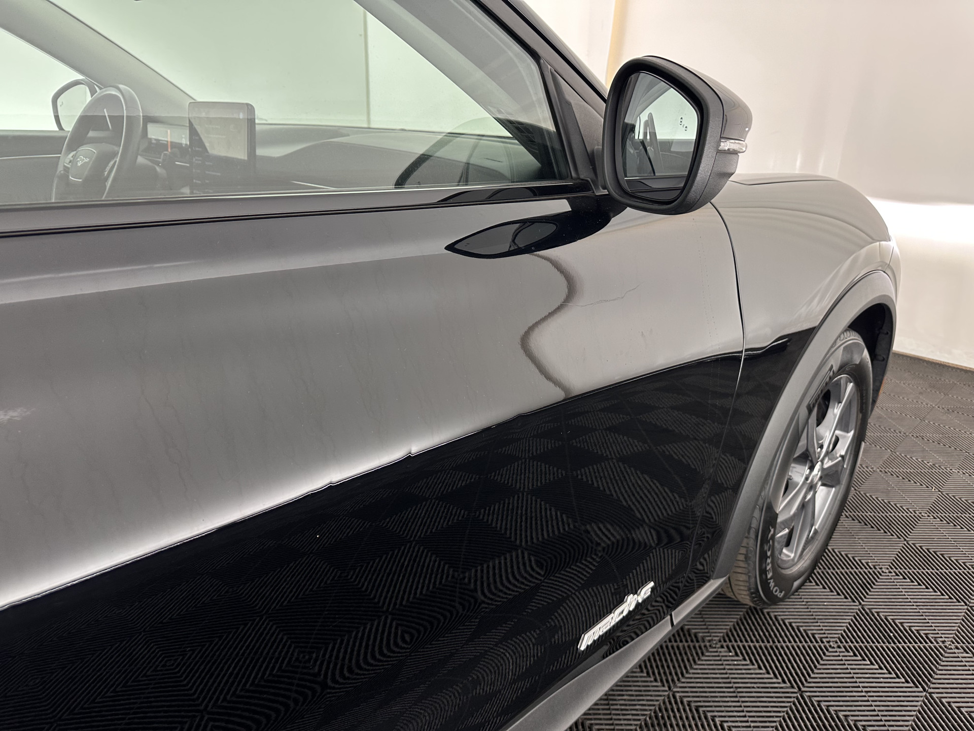 Ford Mustang Mach-E RWD 75 kWh [ 3-Fase-11kW] {SOH-89%} (INCL-BTW) *LEATHER | FULL-LED | DAB | DIGI-COCKPIT | KEYLESS | NAVI-FULLMAP | CARPLAY | HEATED-COMFORTSEATS | TOPVIEW | ADAPTIVE-CRUISE | PRIVACYGLASS | 18'' ALU*