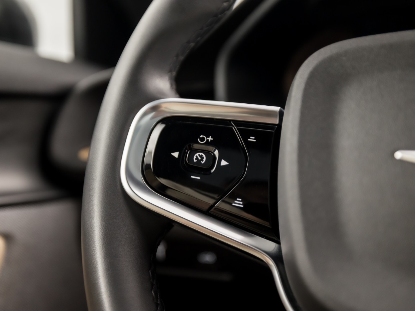 Polestar 2 Long Range Dual Motor Launch Edition 78kWh 408Pk Automaat (PANORAMADAK, HARMAN/KARDON, APPLE CARPLAY, 360 CAMERA, STOELVENTILATIE, MEMORY SEATS, GETINT GLAS, TREKHAAK, ELEK ACHTERKLEP, NIEUWSTAAT)