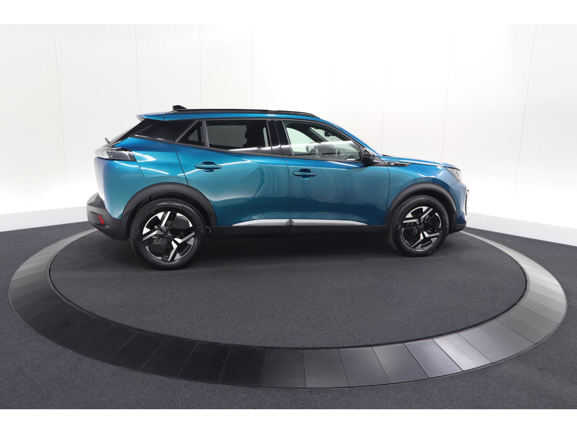 Peugeot e-2008 EV Allure Avantage 54 kWh | SOH 97,8% | 11 KW Lader | Apple Carplay | Parkeersensoren