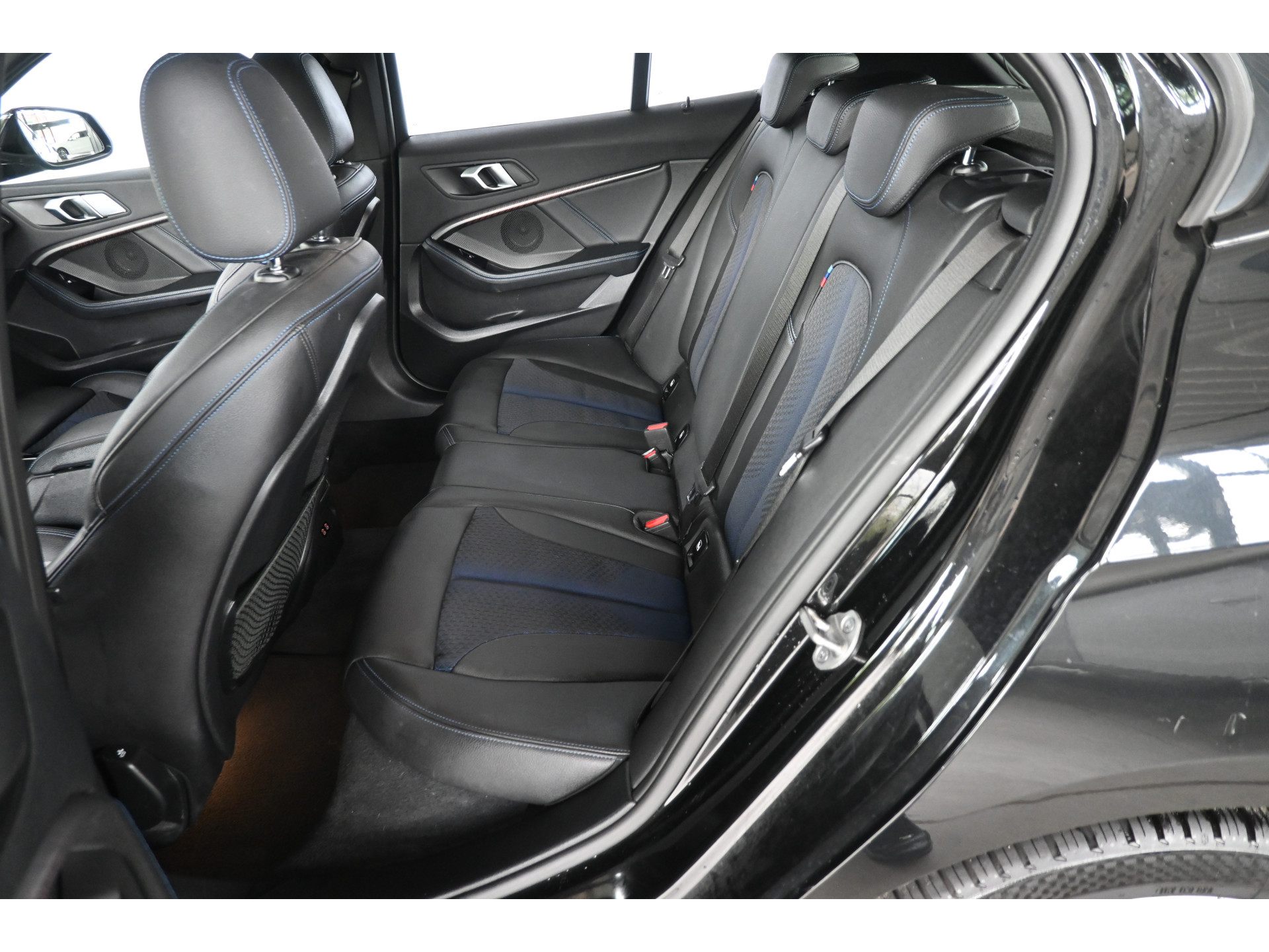 BMW 1-serie 118i High Executive Aut M Sport Navigatie Carplay Dealer Onderhouden! Inruil Mogelijk!