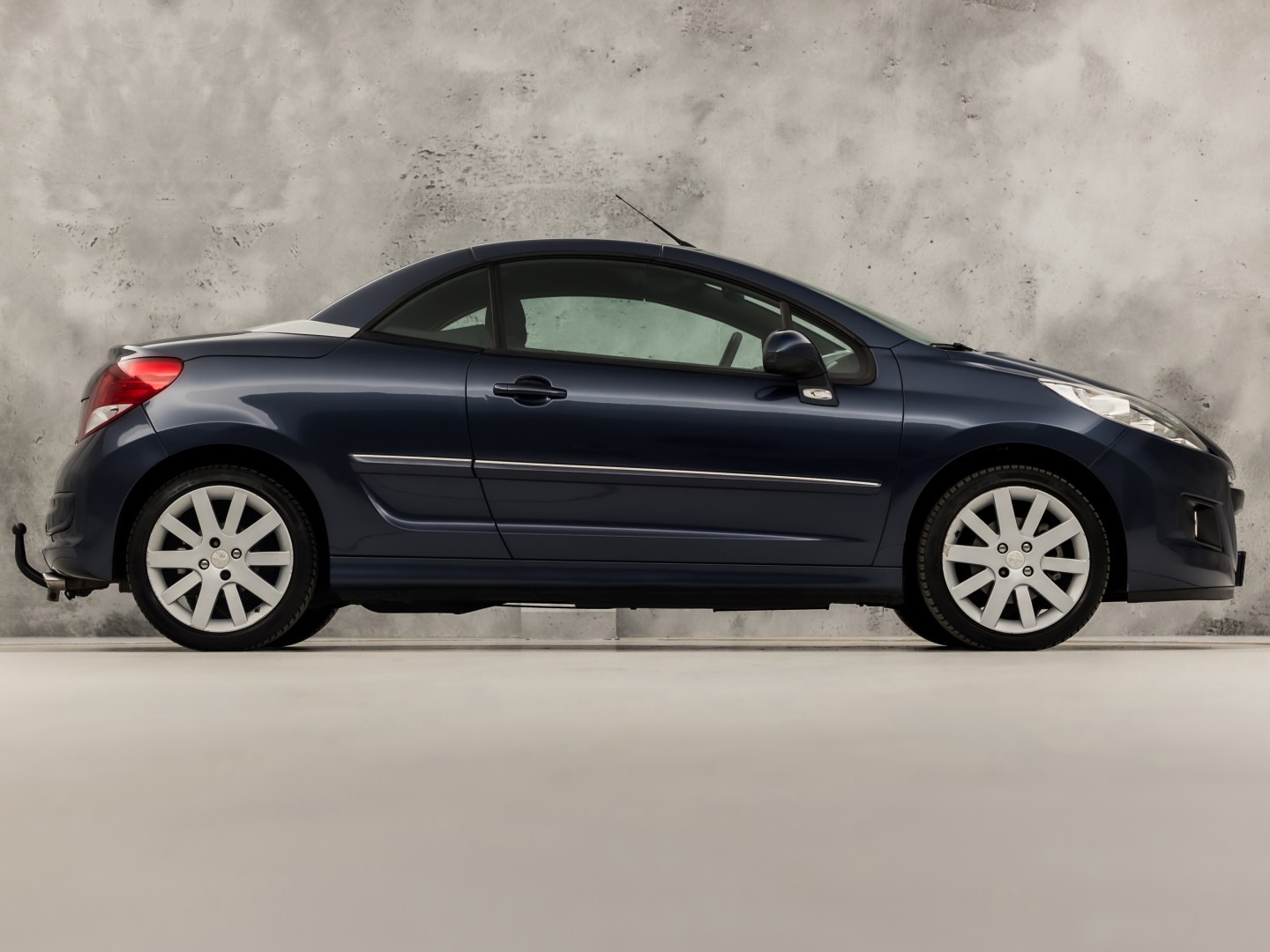 Peugeot 207 CC 1.6 VTi Sport (CLIMATE, TREKHAAK, CRUISE, SPORTSTOELEN, ELEKTRISCHE KAP, PARKEERSENSOREN, ELEK PAKKET, NIEUWSTAAT)
