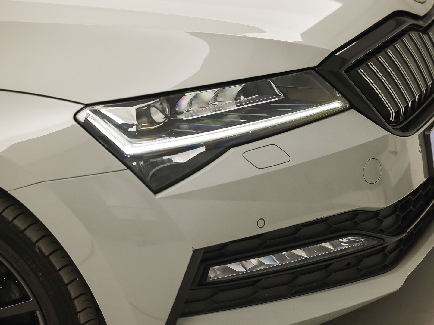 ŠKODA Superb Combi 1.4 TSI iV Sportline 218Pk Automaat (VIRTUAL COCKPIT, SOH 90,5%, APPLE CARPLAY, MEMORY SEATS, STOELVERWARMING ACHTER, GETINT GLAS, ADAPTIVE CRUISE, SFEERVERLICHTING, NIEUWE APK, NIEUWSTAAT)