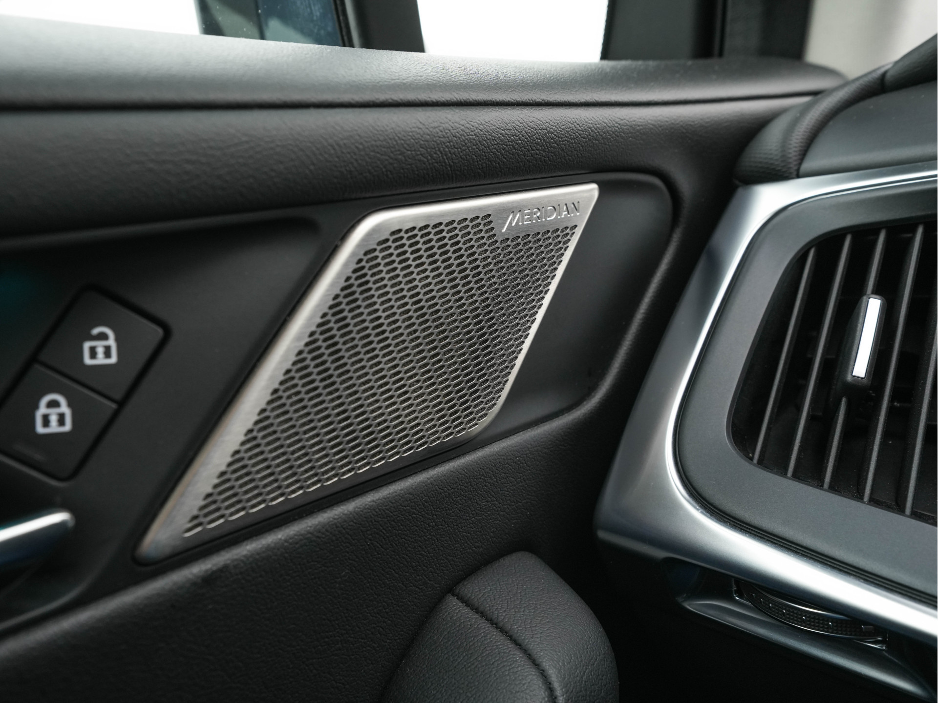 Jaguar I-PACE EV320 S AWD Business Pack 90 kWh [ 3-Fase ] {SOH-88%} (INCL-BTW) *LEATHER | FULL-LED | MERIDIAN-AUDIO | DIGI-COCKPIT | KEYLESS | DAB+ | NAVI-FULLMAP | ECC | HEATED-COMFORTSEATS | PDC | SURROUND-VIEW | CRUISE | LANE-ASSIST | TOWBAR | 20''A