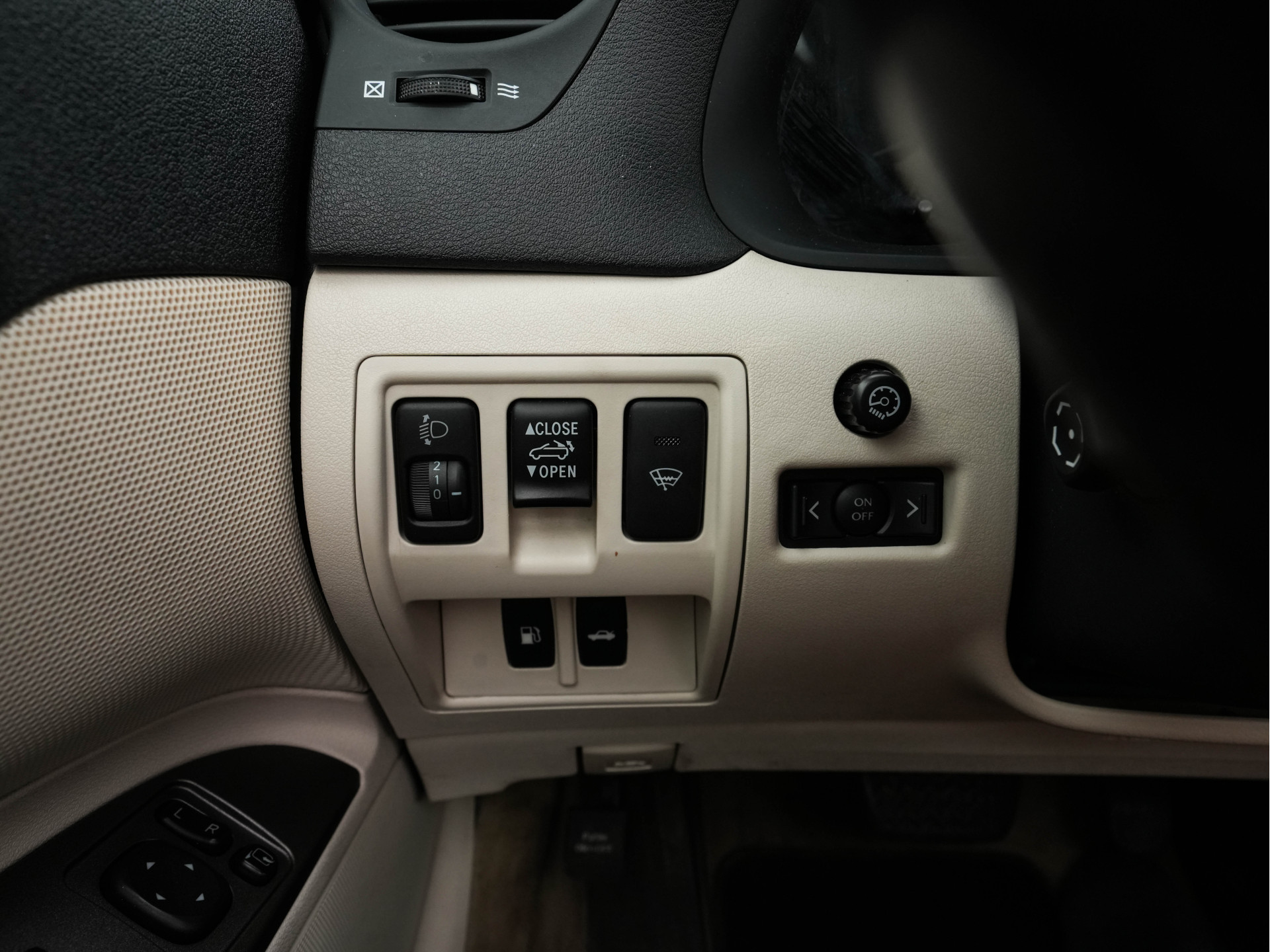 Lexus IS Cabriolet 250C Luxury Aut. * LEATHER | NAVI-FULLMAP | KEYLESS | PDC | SHIFT-PADDLES | CRUISE | ECC | HEATED-SEATS | CAMERA | AIRSCARF | 18''ALU *