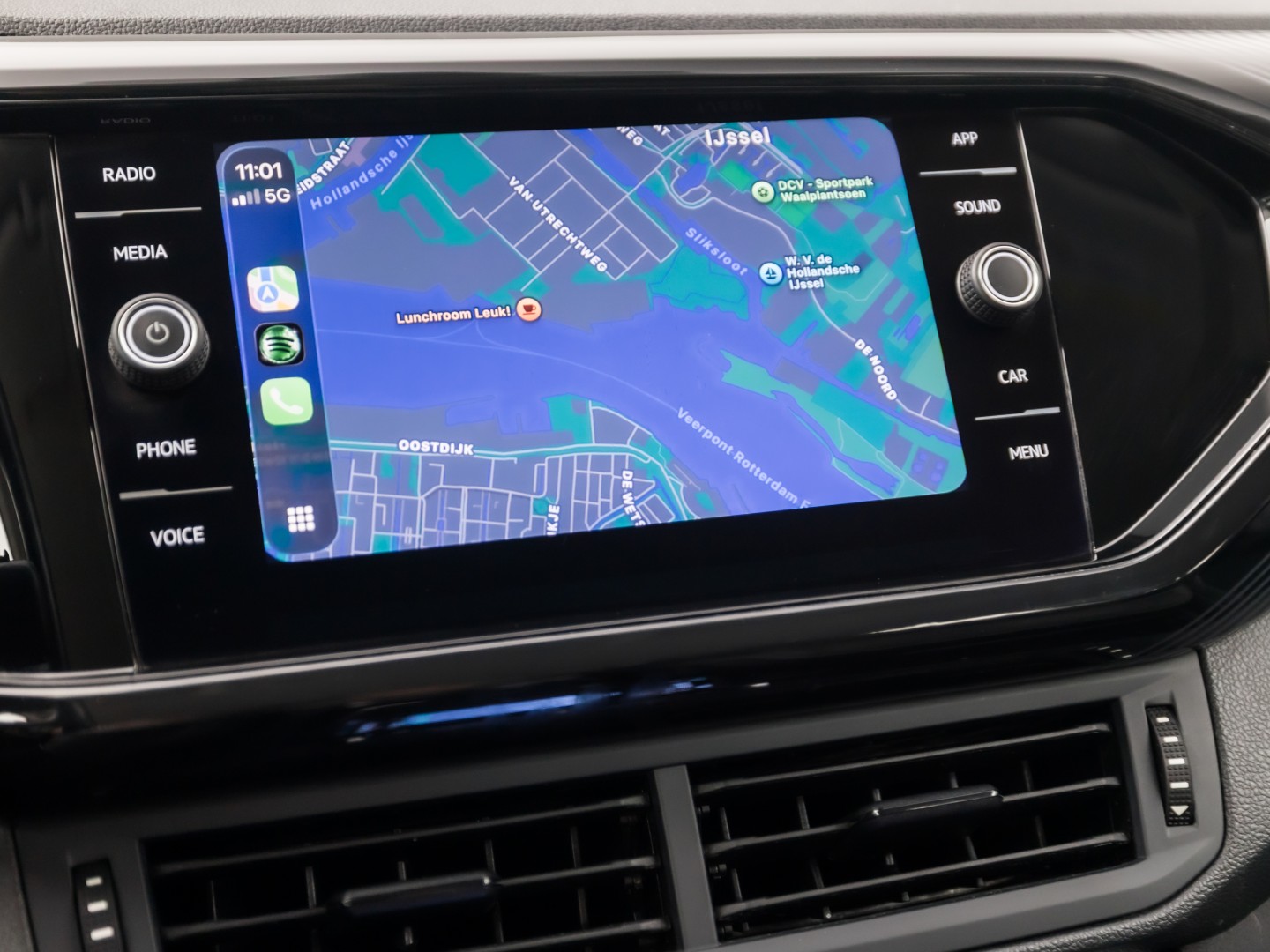 Volkswagen T-Cross 1.0 TSI Sport (APPLE CARPLAY, CAMERA, GETINT GLAS, CRUISE, LM VELGEN, SPORTSTOELEN, NIEUWSTAAT)