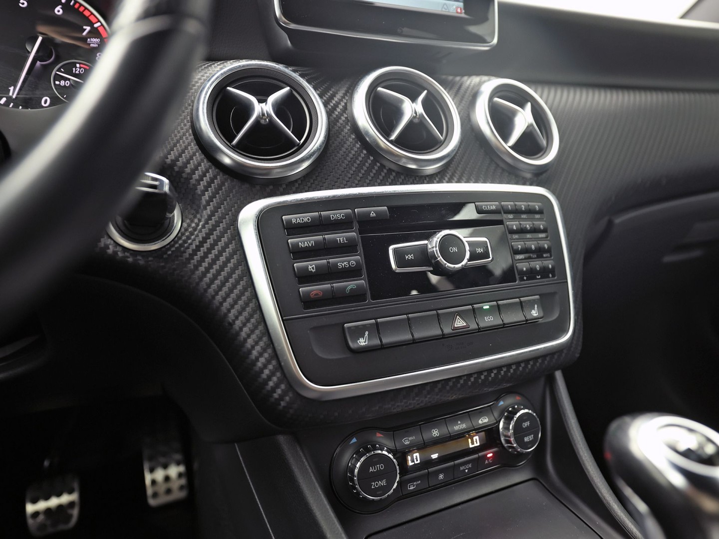 Mercedes-Benz A-Klasse 180 AMG Prestige Sport (NAVIGATIE, SPORTSTOELEN, MEMORY SEAT, STOELVERWARMING, LM VELGEN, GETINT GLAS, NIEUWE APK)