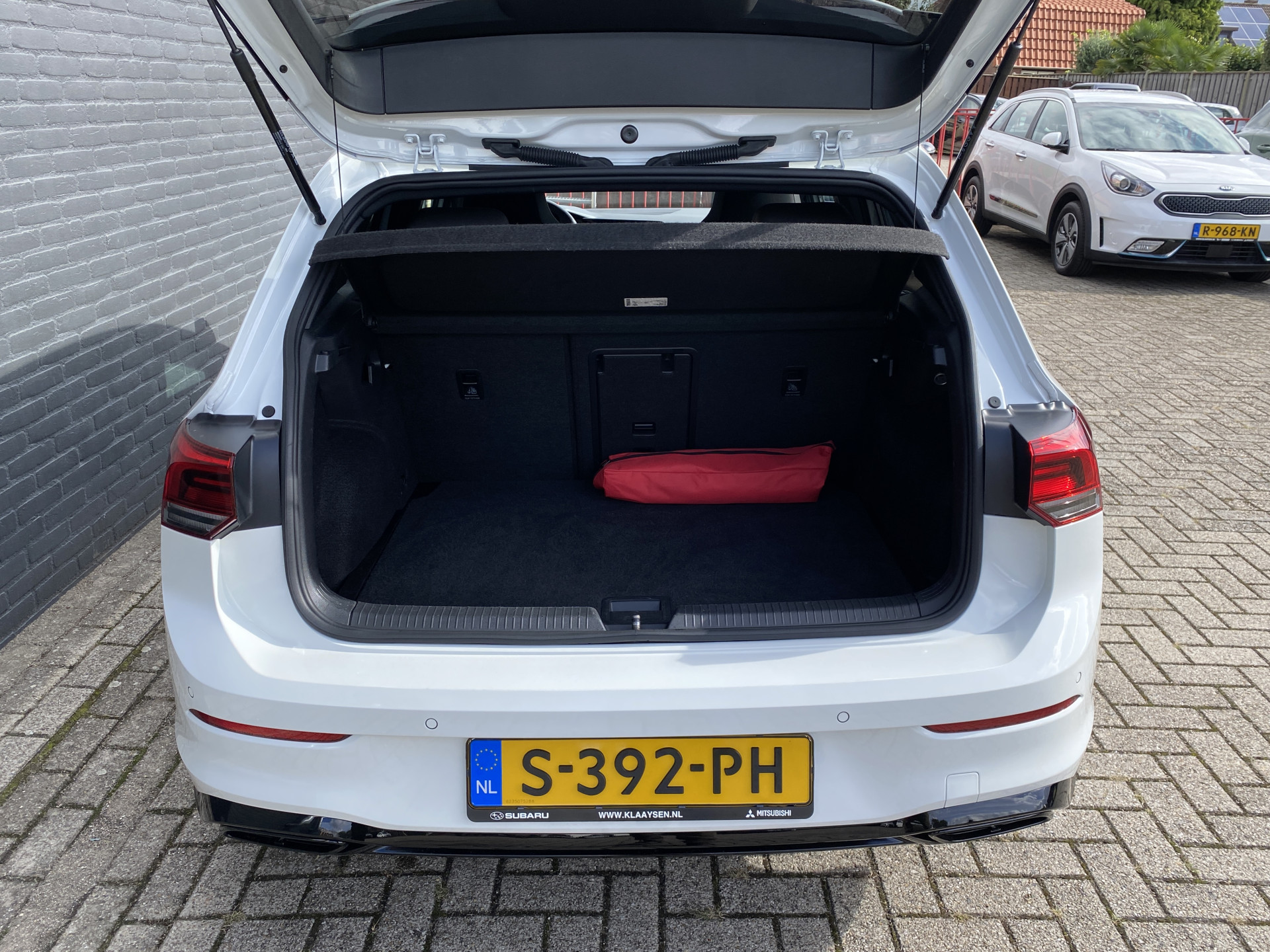 Volkswagen Golf 1.5 eTSI R-Line 150 pk Business+ | 1e eigenaar | navigatie | IQ light | camera | sfeerverlichting | stoel-stuurverw.