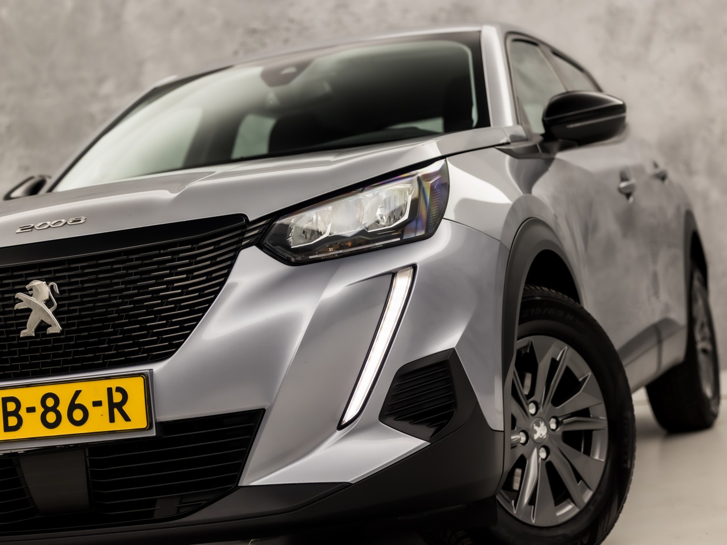 Peugeot 2008 1.2 PureTech Sport 131Pk Automaat (APPLE CARPLAY, GROOT NAVI, LM VELGEN, SPORTSTOELEN, PARKEERSENSOREN, LANE ASSIST, NIEUWSTAAT)