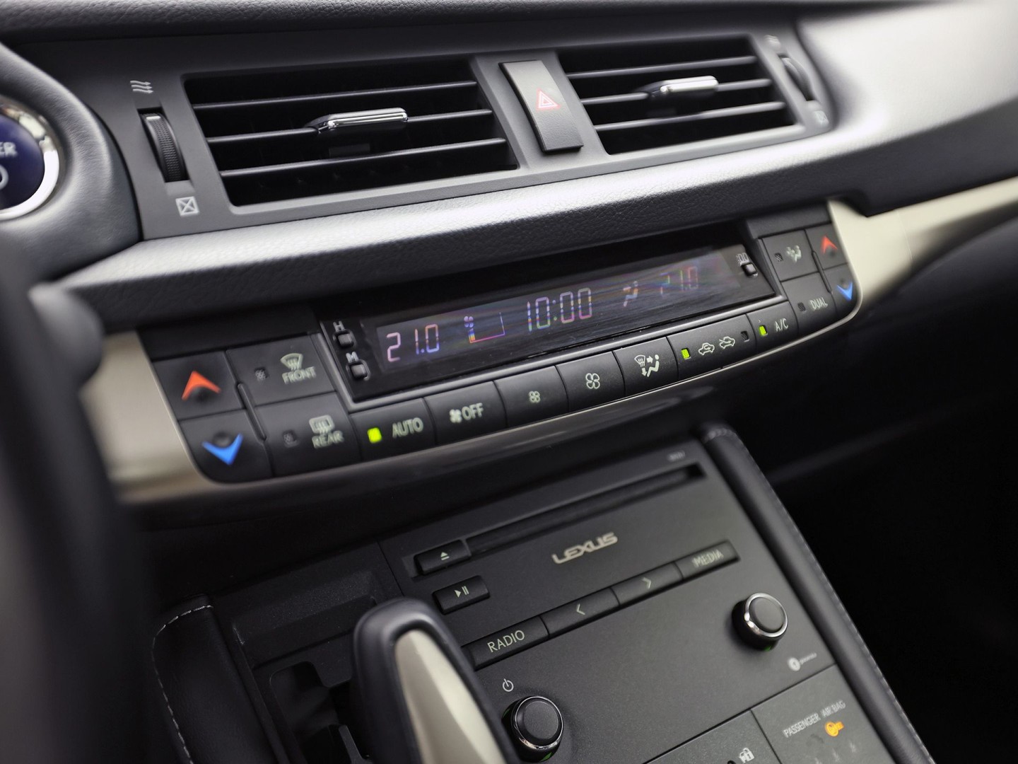 Lexus CT 200h Business Launch Edition Automaat (NAVIGATIE, CAMERA, ALCANTARA, SPORTSTOELEN, KEYLESS, ADAPTIVE CRUISE, NIEUWSTAAT)