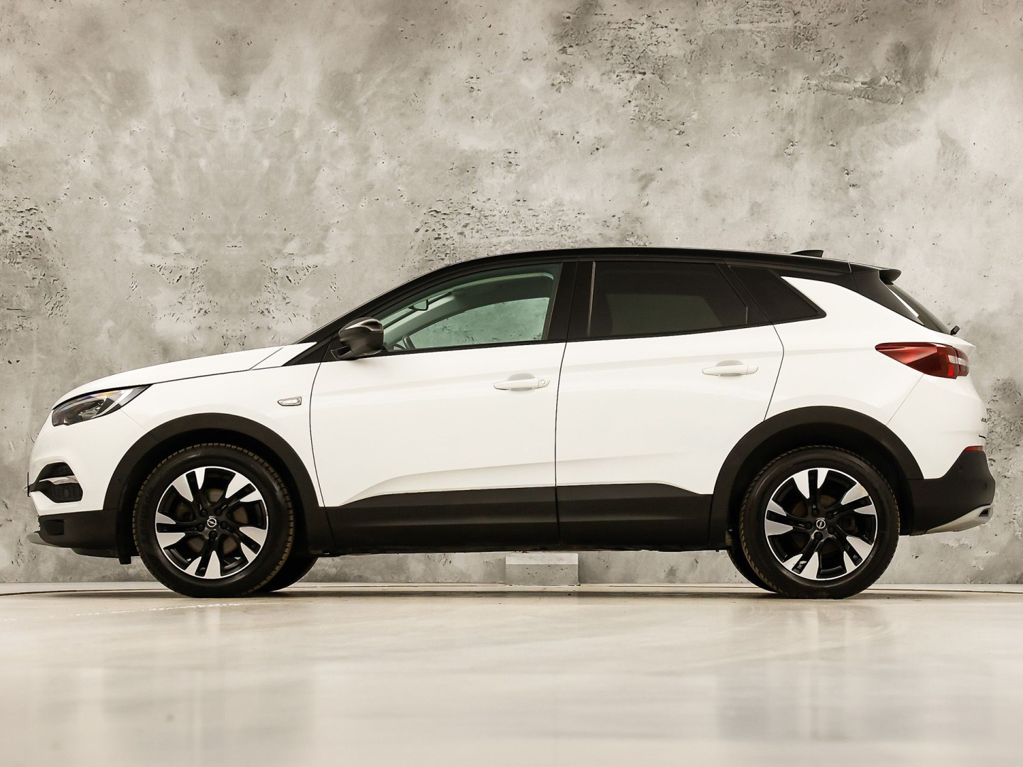 Opel Grandland X 1.2 Turbo Elegance (STOELVERWARMING/KOELING, APPLE CARPLAY, 360 CAMERA, MEMORY SEAT, LEDER, GETINT GLAS, STUURWIEL VERWARMD, NIEUWE APK, NIEUWSTAAT)