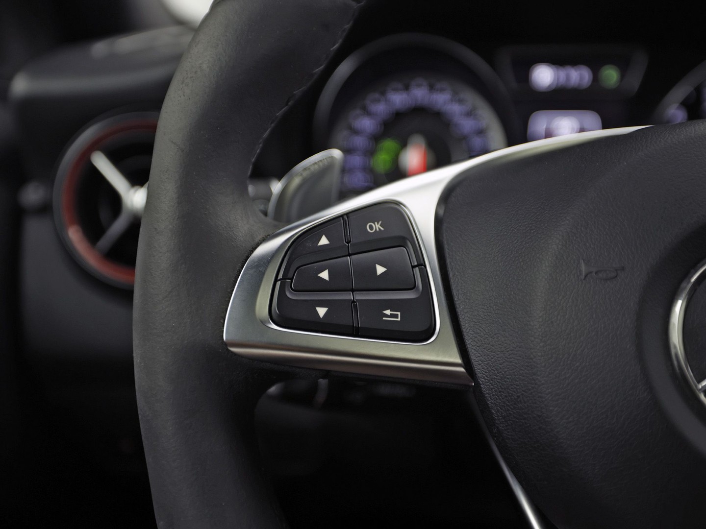 Mercedes-Benz GLA AMG 45 4MATIC Automaat 360Pk (PANORAMAKDAK, NAVIGATIE, MEMORY SEATS, KUIPSTOELEN, STOELVERWARMING, SPOILER, NIEUWE APK, NIEUWSTAAT)