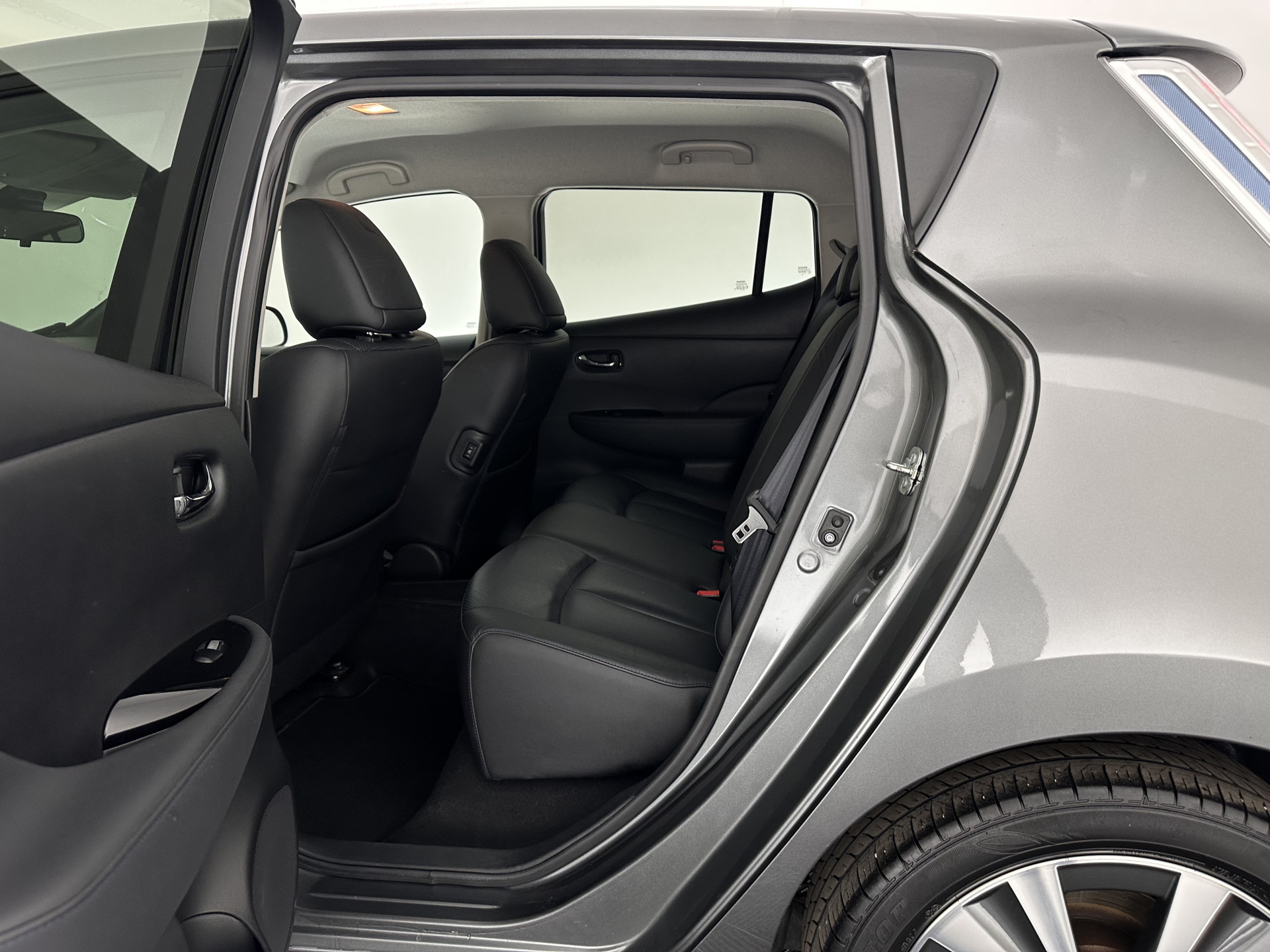 Nissan LEAF Business Edition 30 kWh Aut. *LEATHER | FULL-LED | BOSE-SURROUND | TOPVIEW | KEYLESS | NAVI-FULLMAP | ECC | HEATED-COMFORTSEATS | PRIVACYGLASS | DIGI-COCKPIT | DAB | 17"ALU*